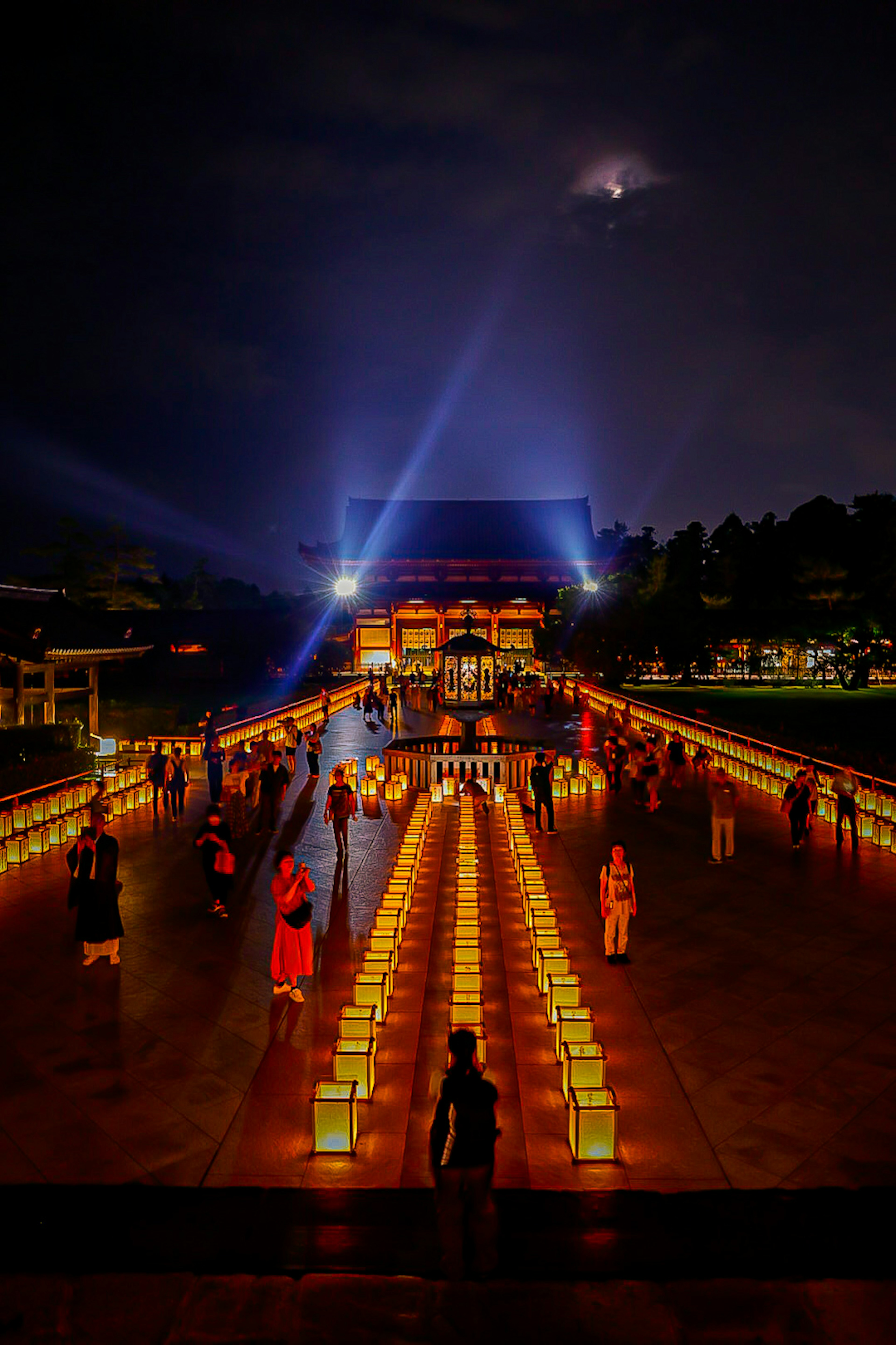 夜の祭りで灯籠が並ぶ美しい風景