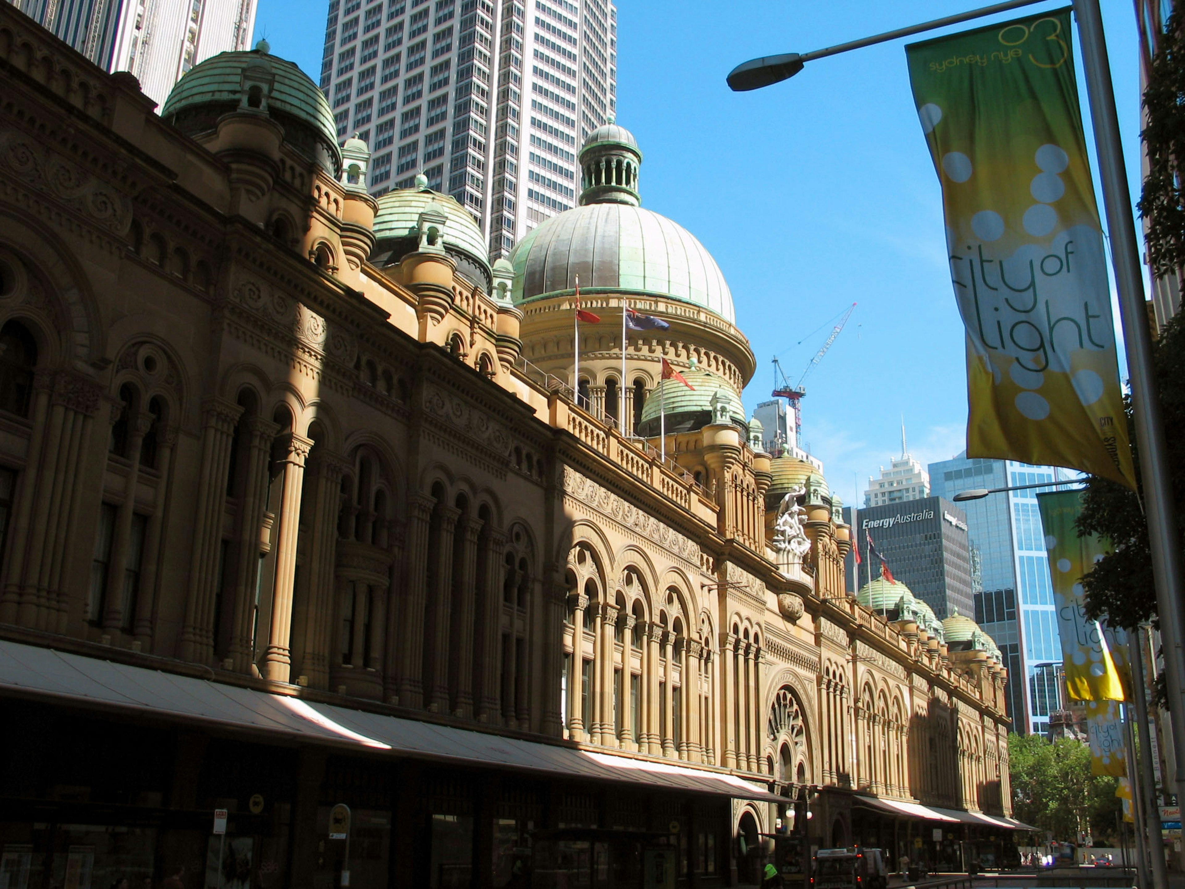 Pemandangan luar Gedung Ratu Victoria di Sydney dengan latar belakang kota