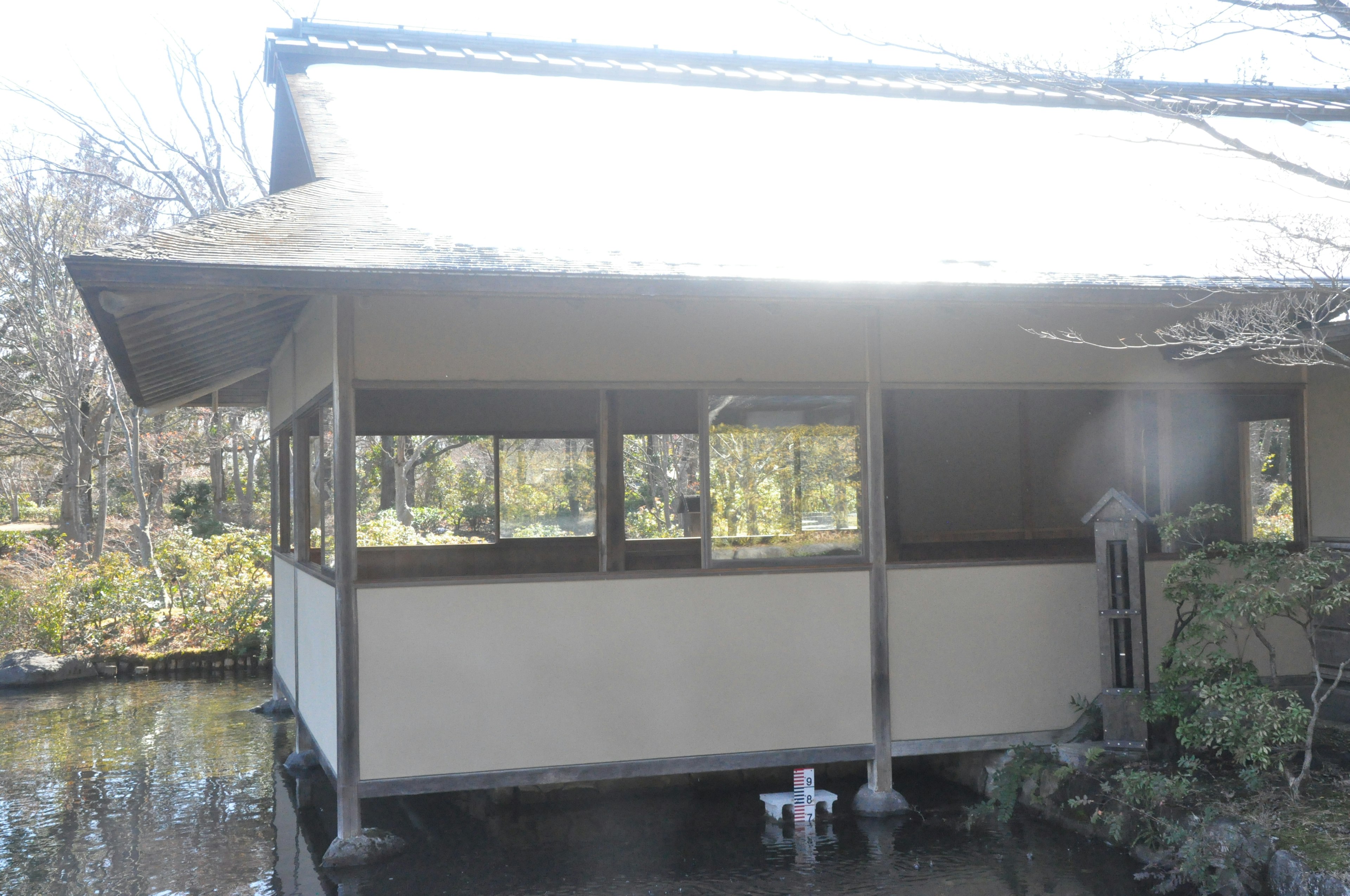 Extérieur d'un bâtiment traditionnel japonais près d'un étang