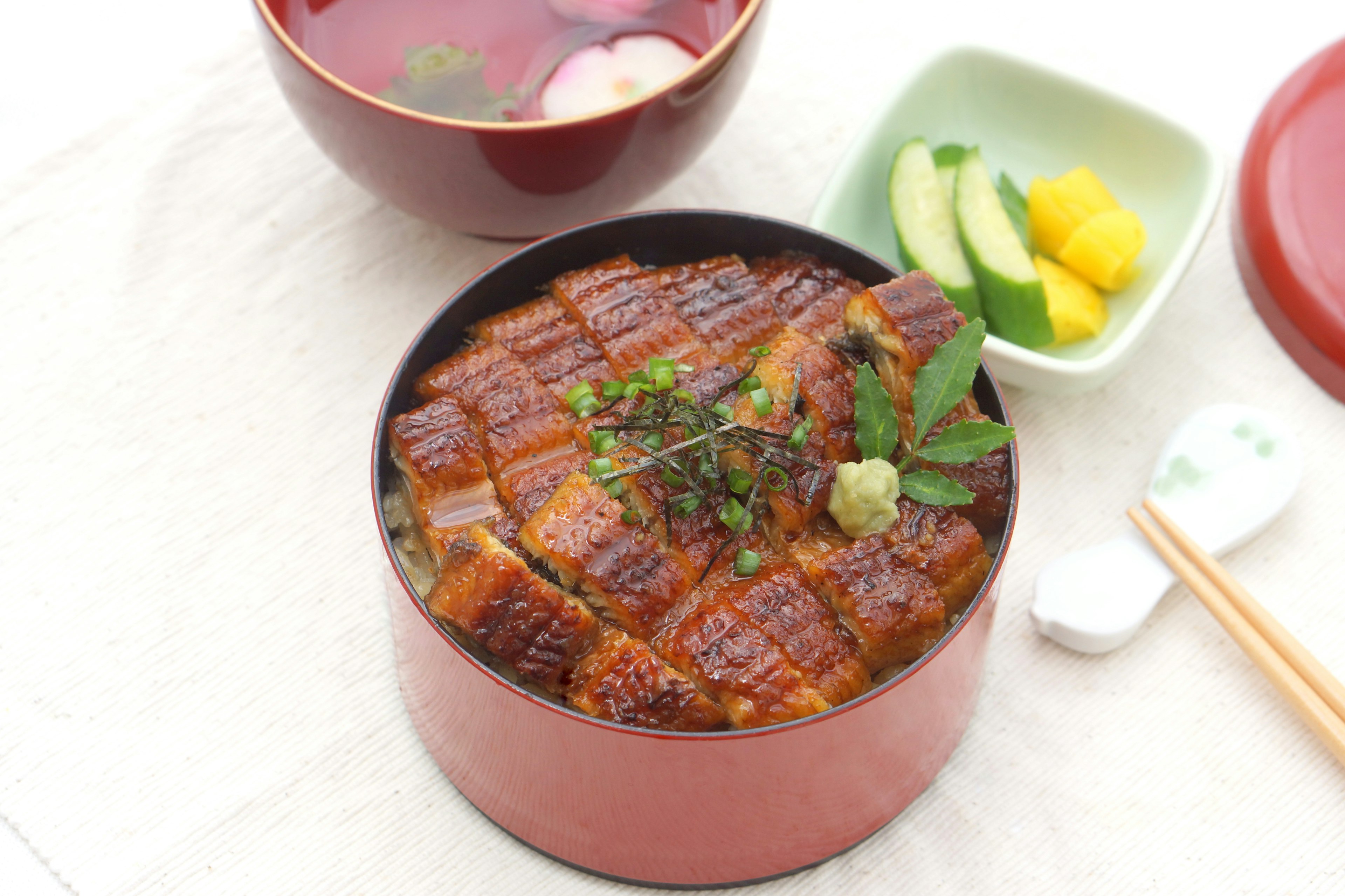 Delicioso unadon servido con sopa de miso decorado con wasabi y hojas