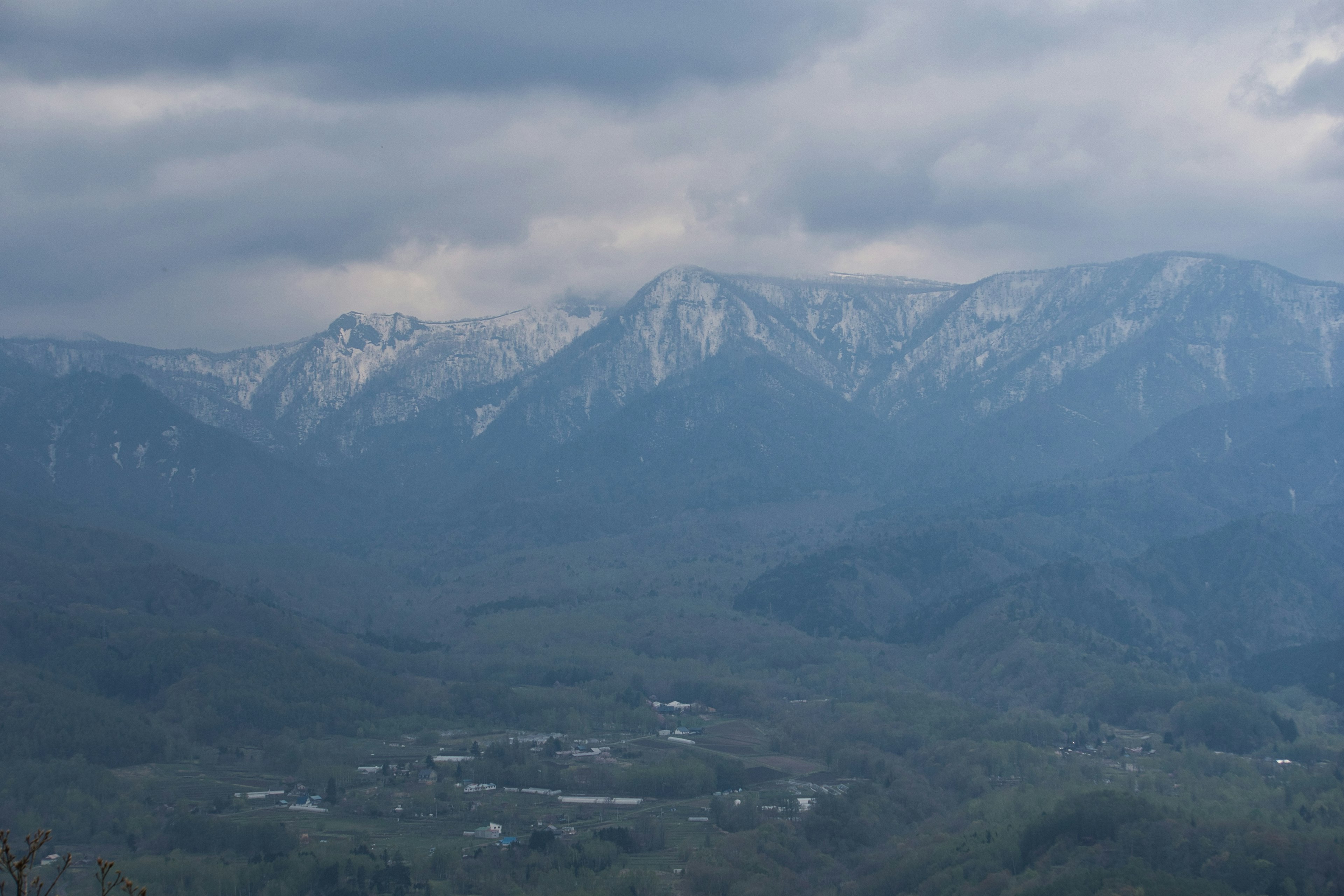 Montagnes enneigées sous un ciel nuageux