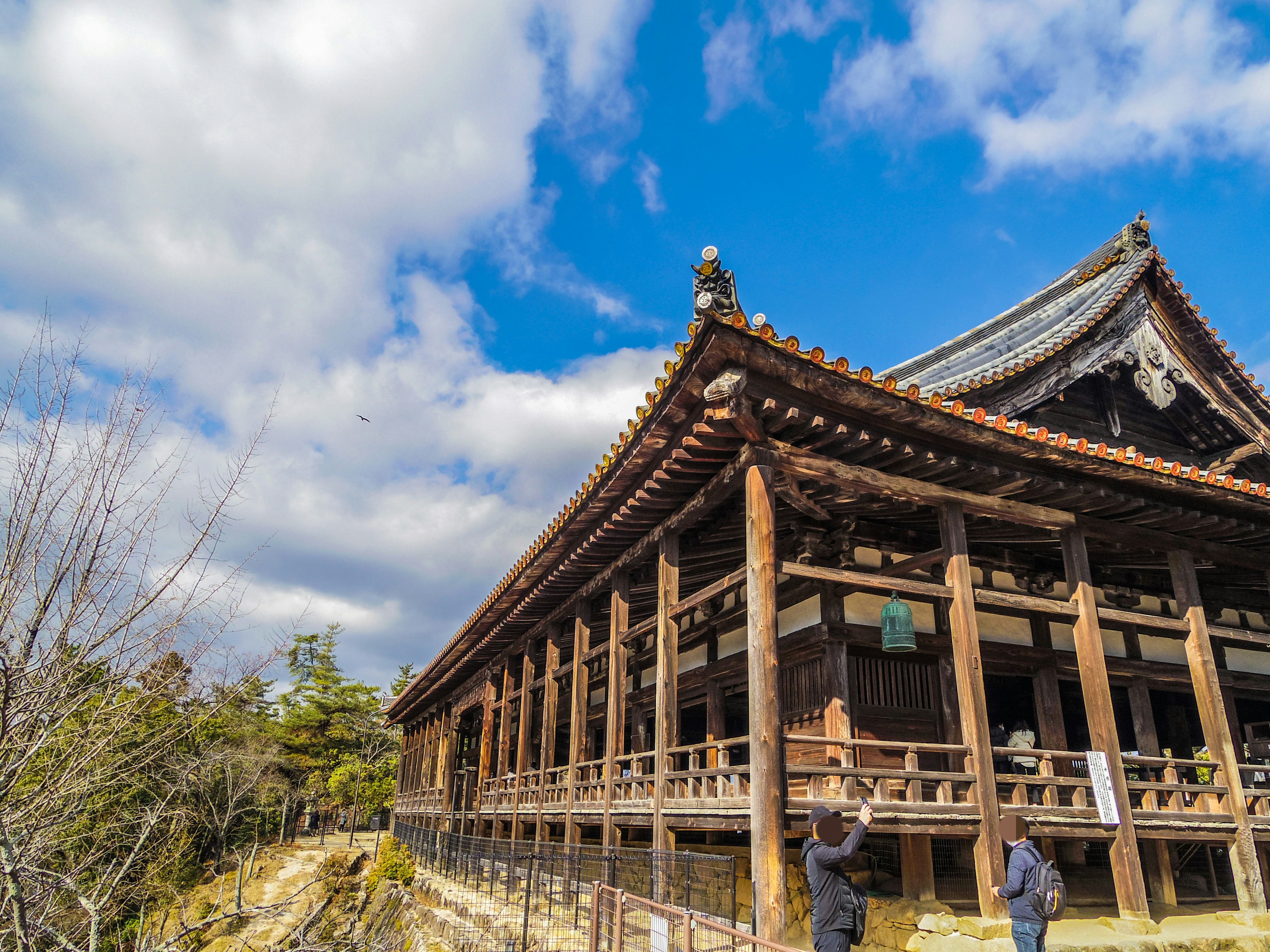 美しい木造建築の寺院が青空の下にある風景