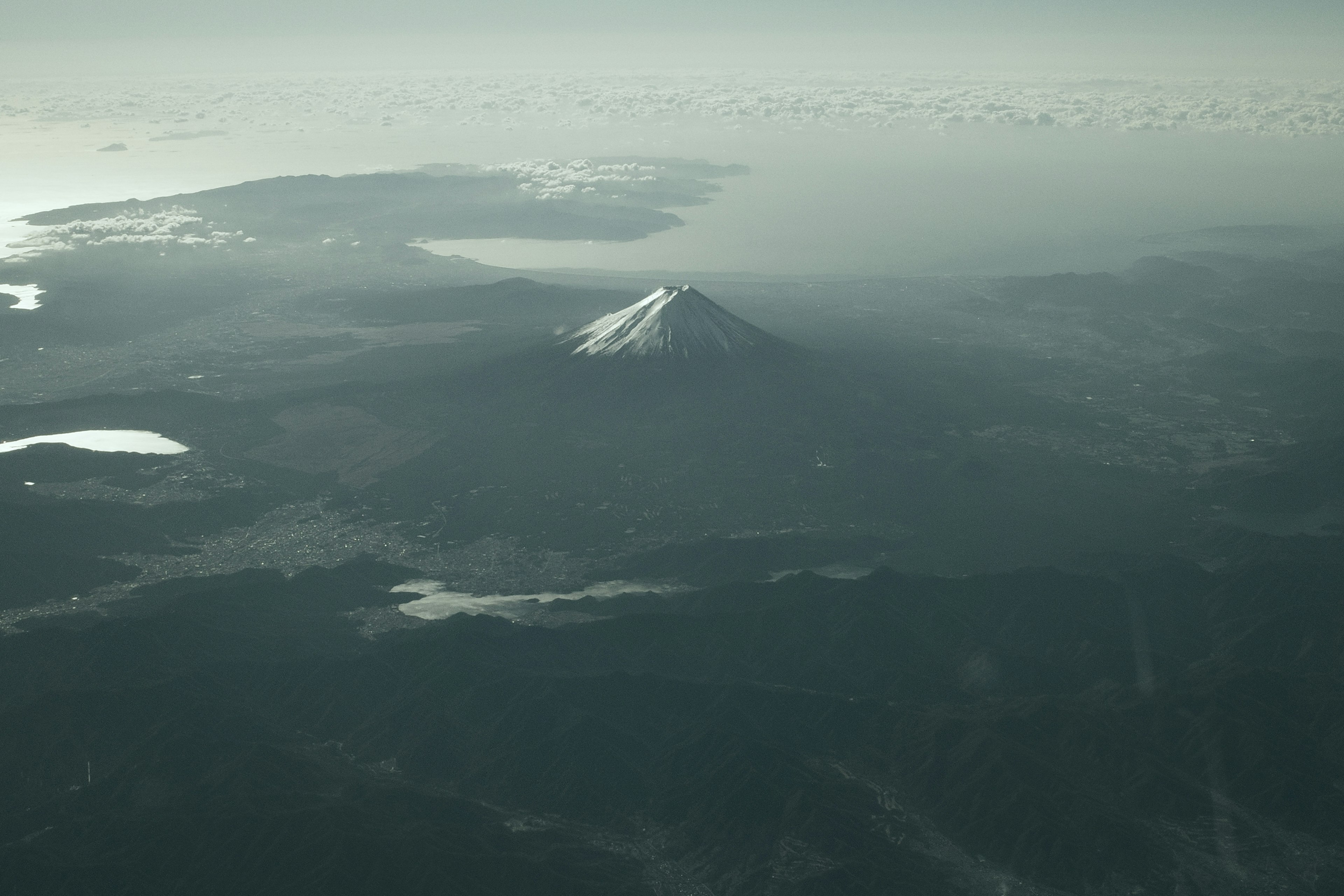 雪を冠した山が広がる風景