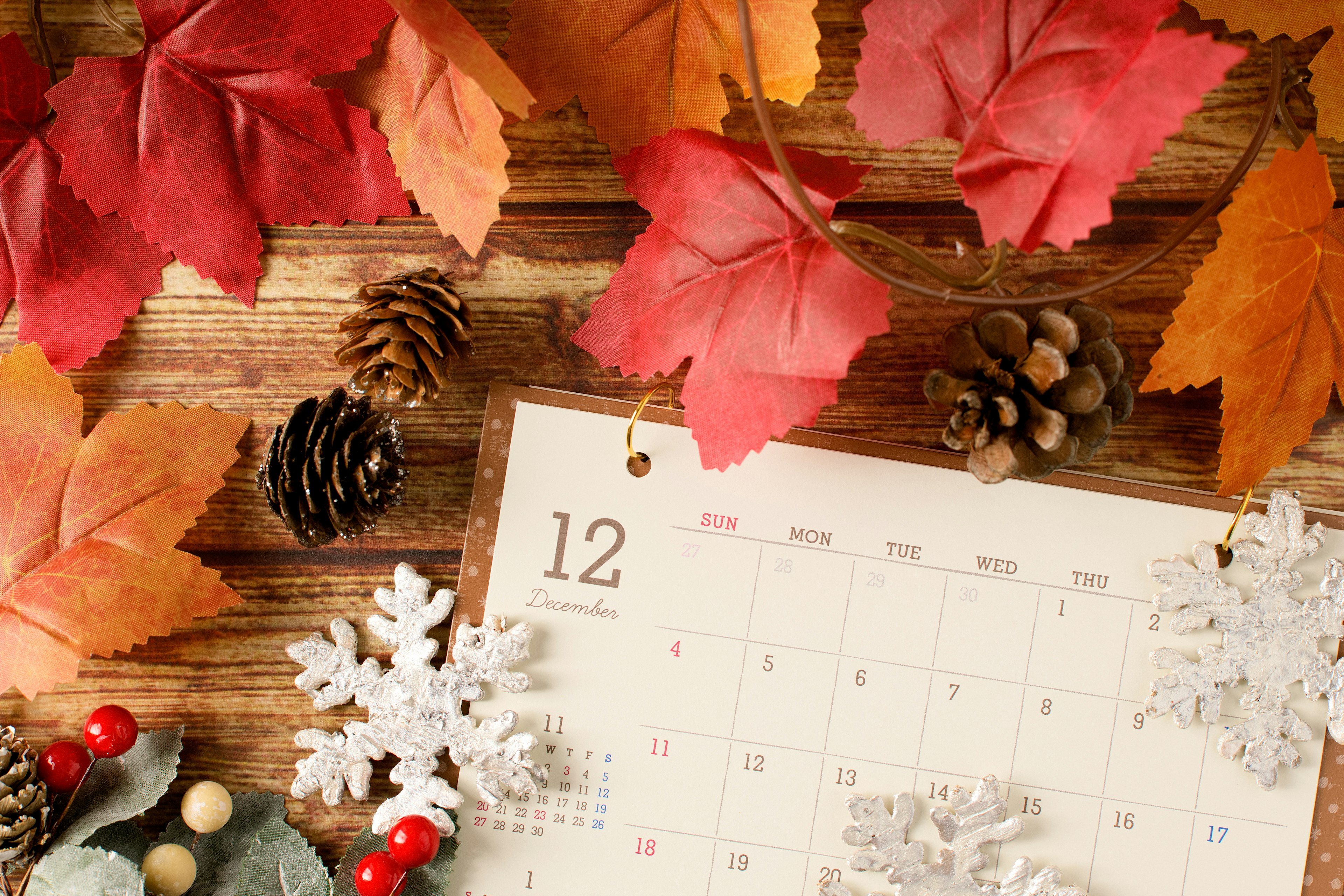 Calendrier avec des feuilles d'automne des pommes de pin et des flocons de neige disposés de manière décorative