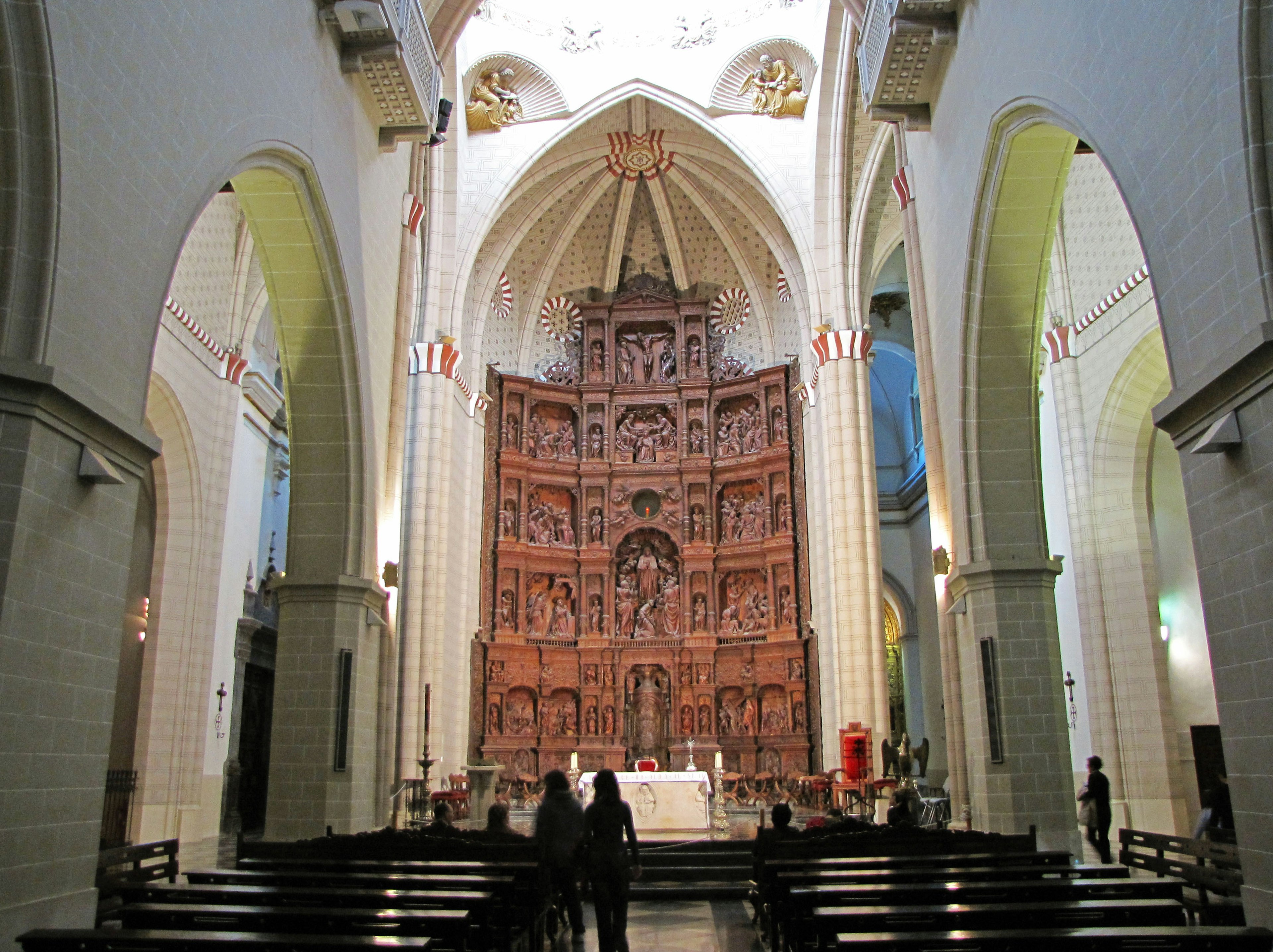 Innenraum einer Kirche mit einem schönen Holzaltar hohen Decken und gewölbten Säulen