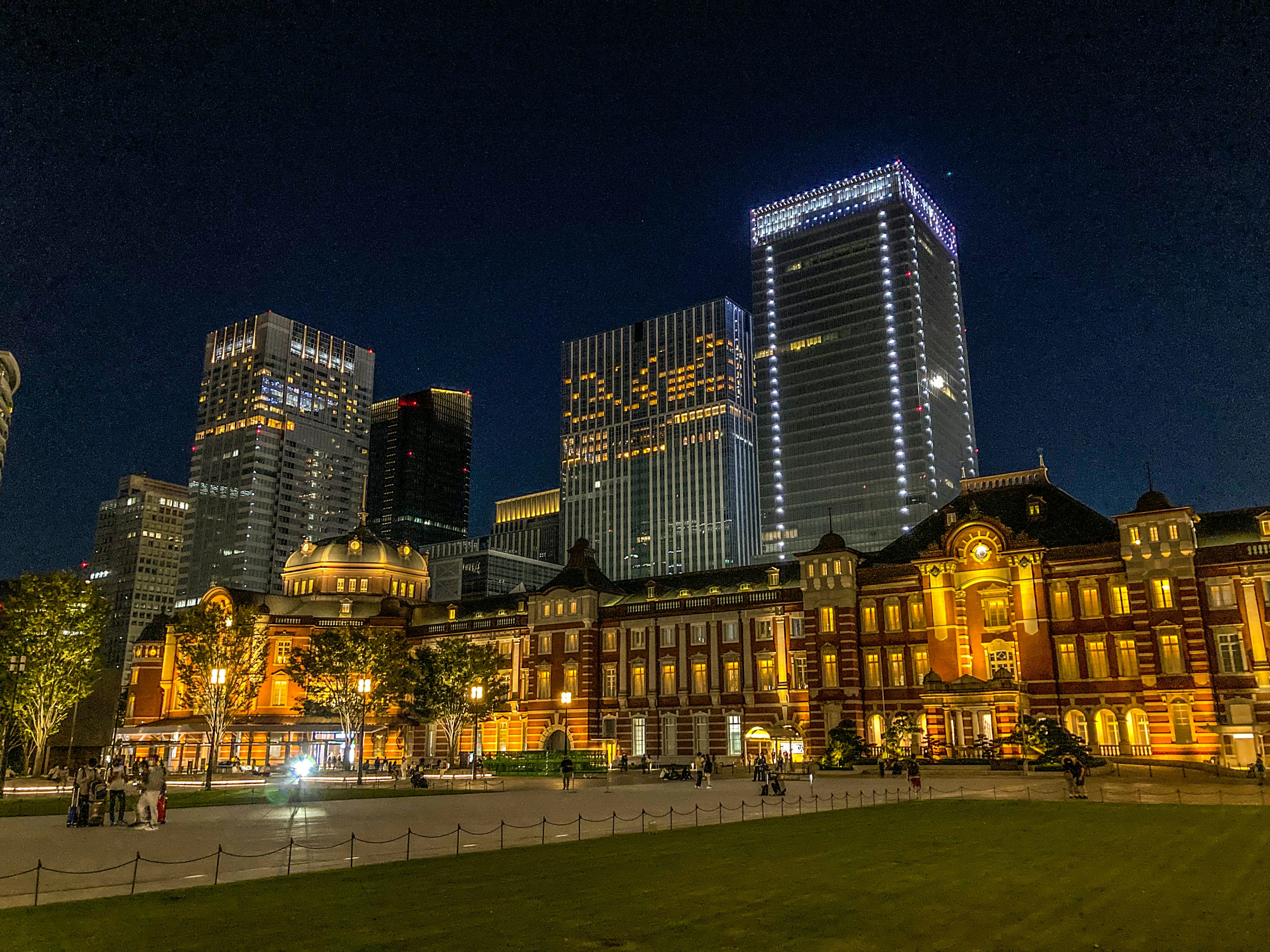 夜晚東京車站和摩天大樓的美麗景觀