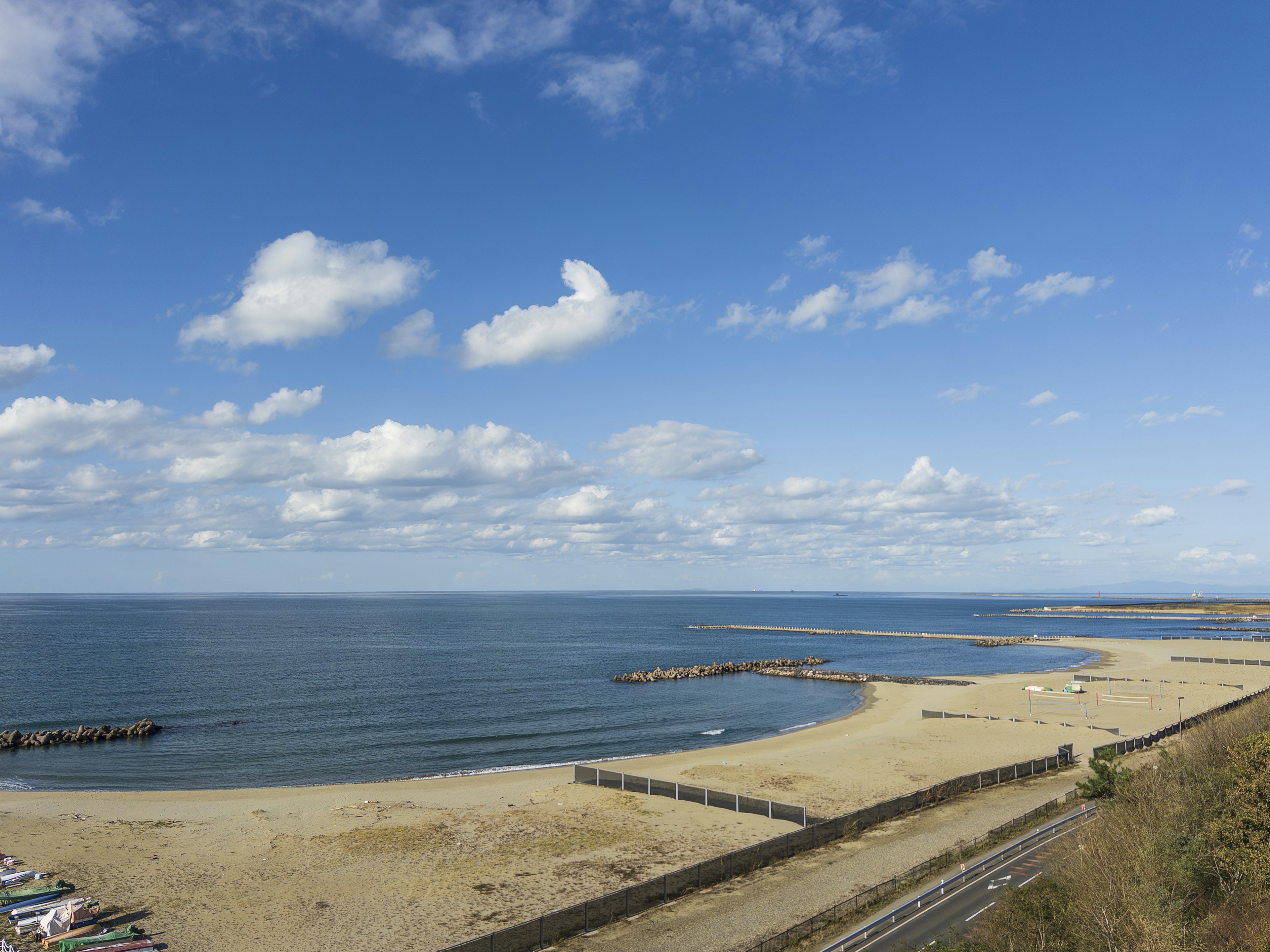 Pemandangan pantai yang indah dengan langit biru pantai berpasir dan laut tenang