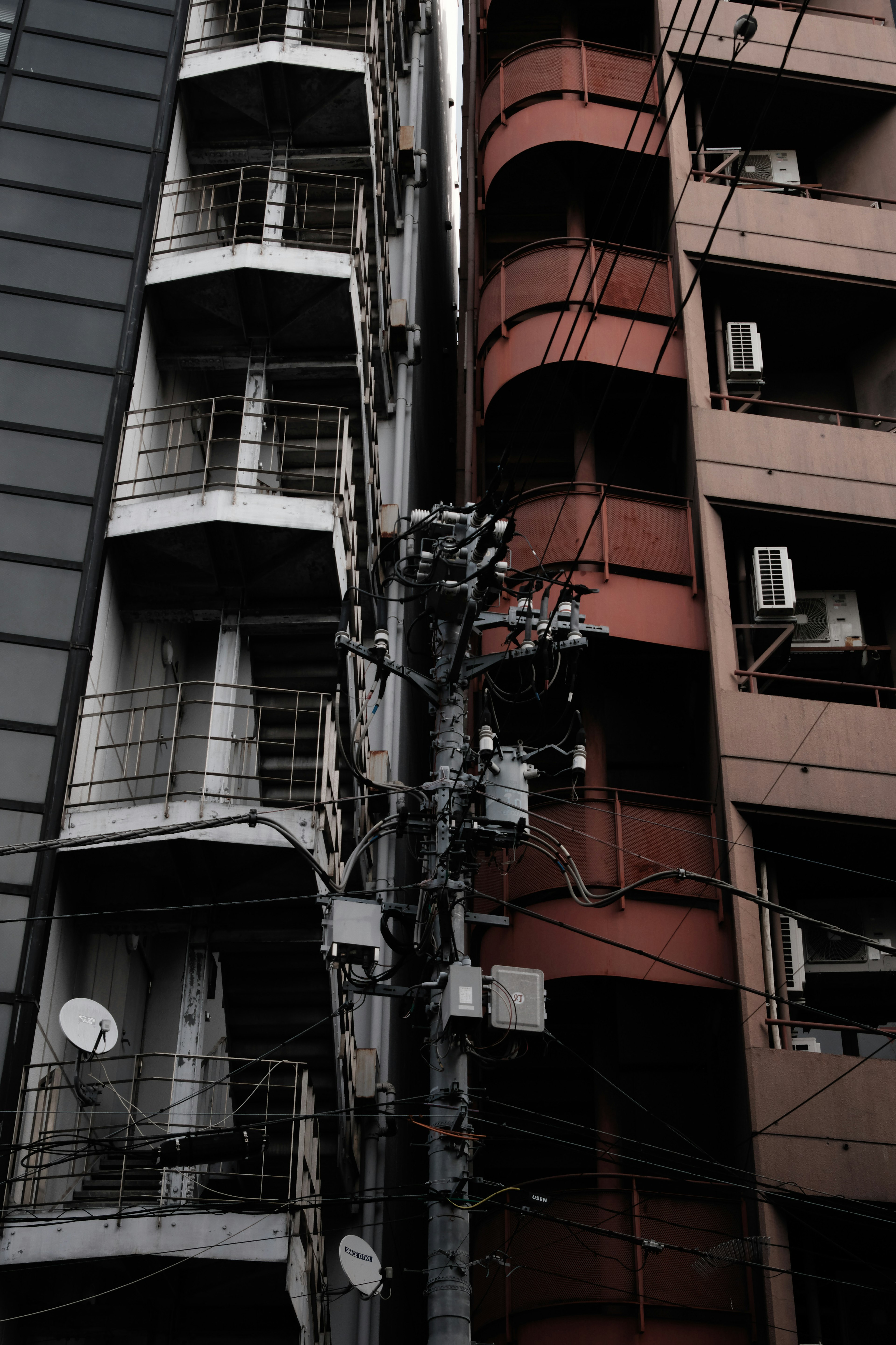 Scène urbaine avec des bâtiments rouges et noirs étroitement positionnés