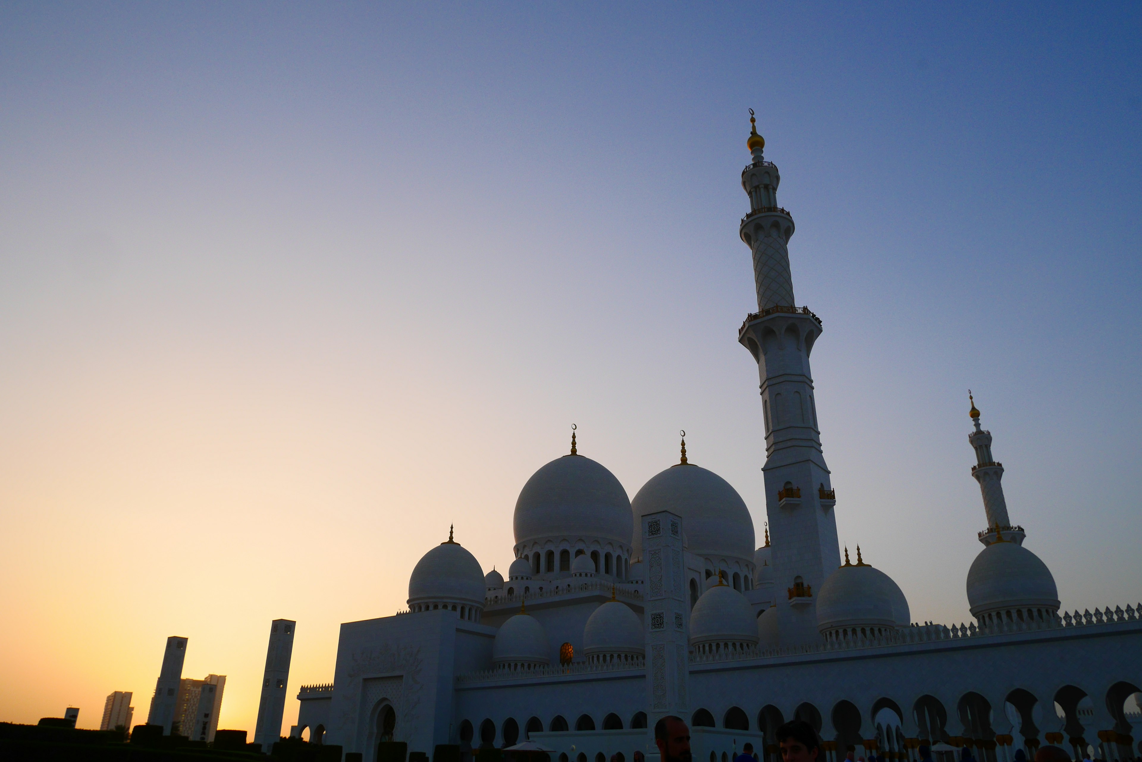 Silhouette d'une grande mosquée contre un ciel au coucher du soleil