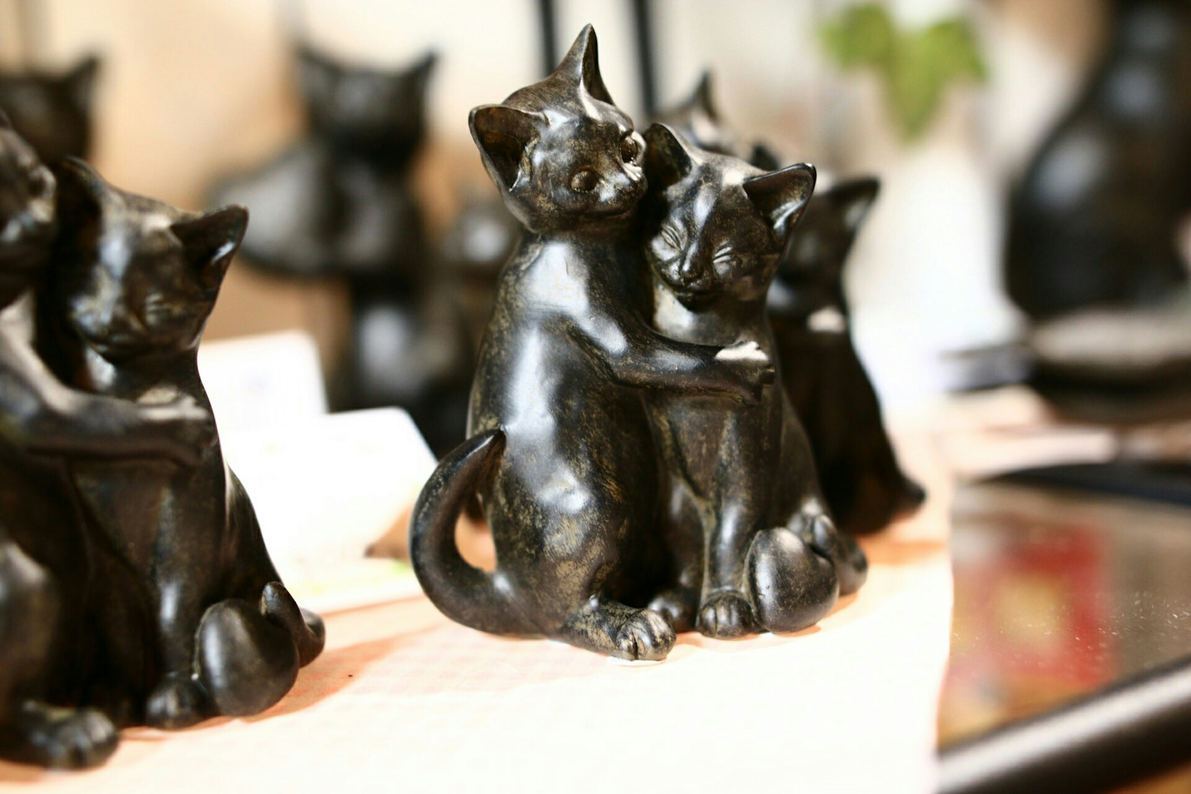 Colección de esculturas de gatos negros en un ambiente interior cálido