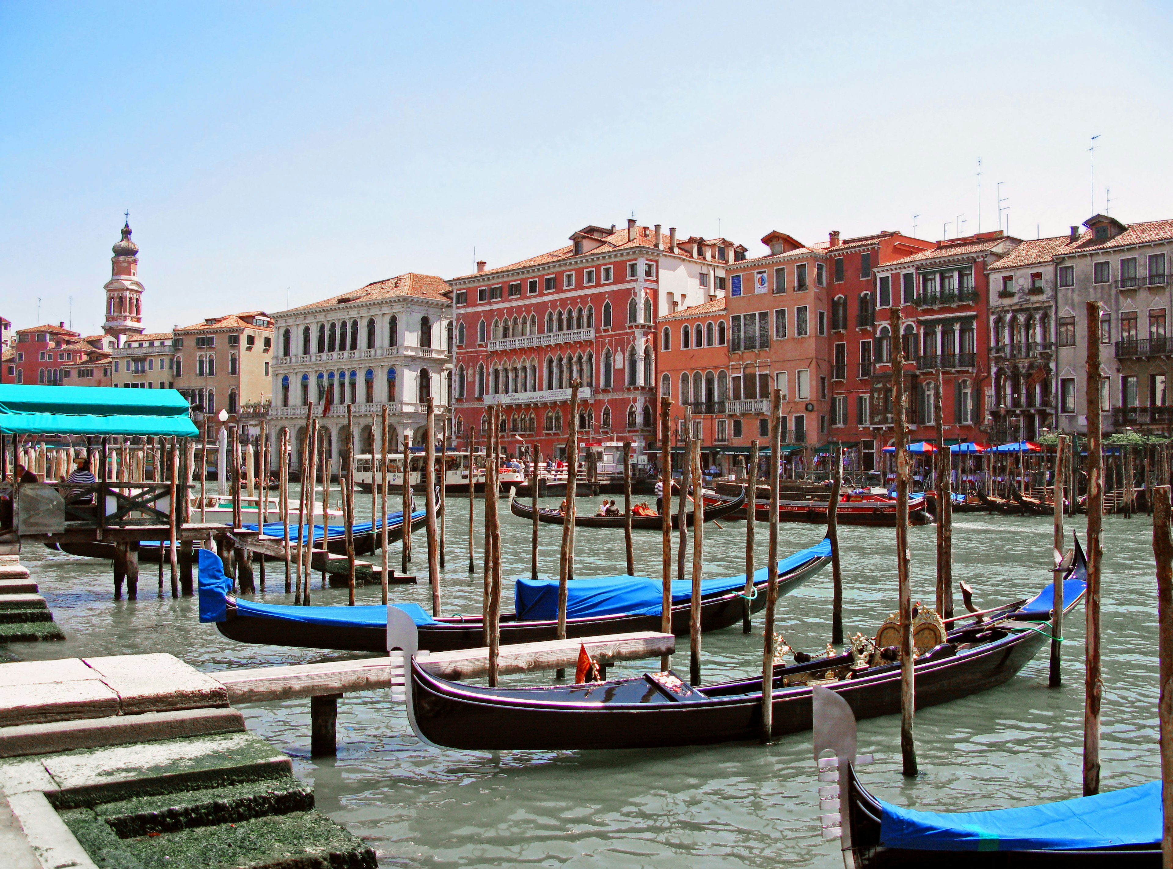 Paisaje veneciano con góndolas en el canal y edificios coloridos