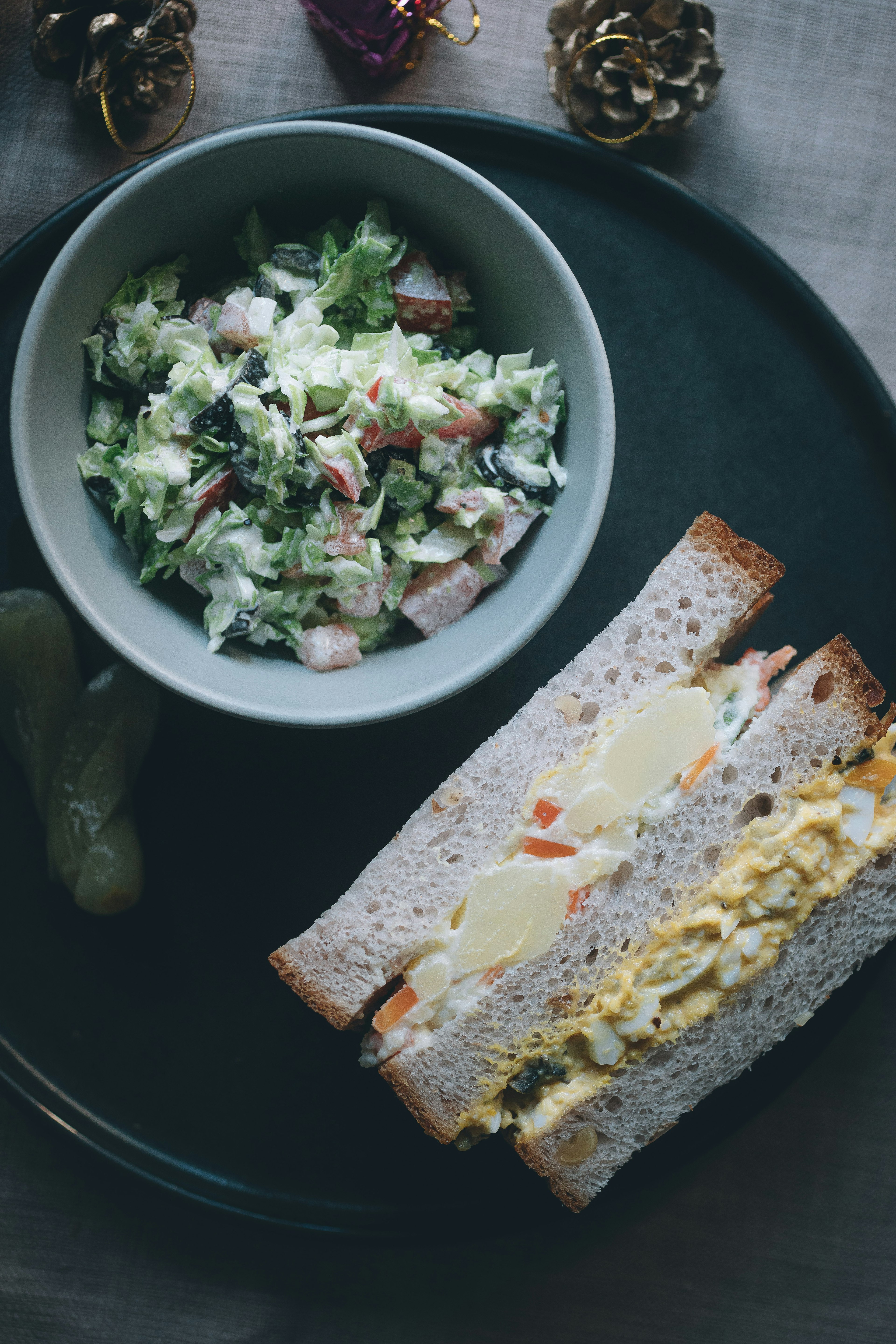 Un plato bien presentado con un sándwich y una ensalada