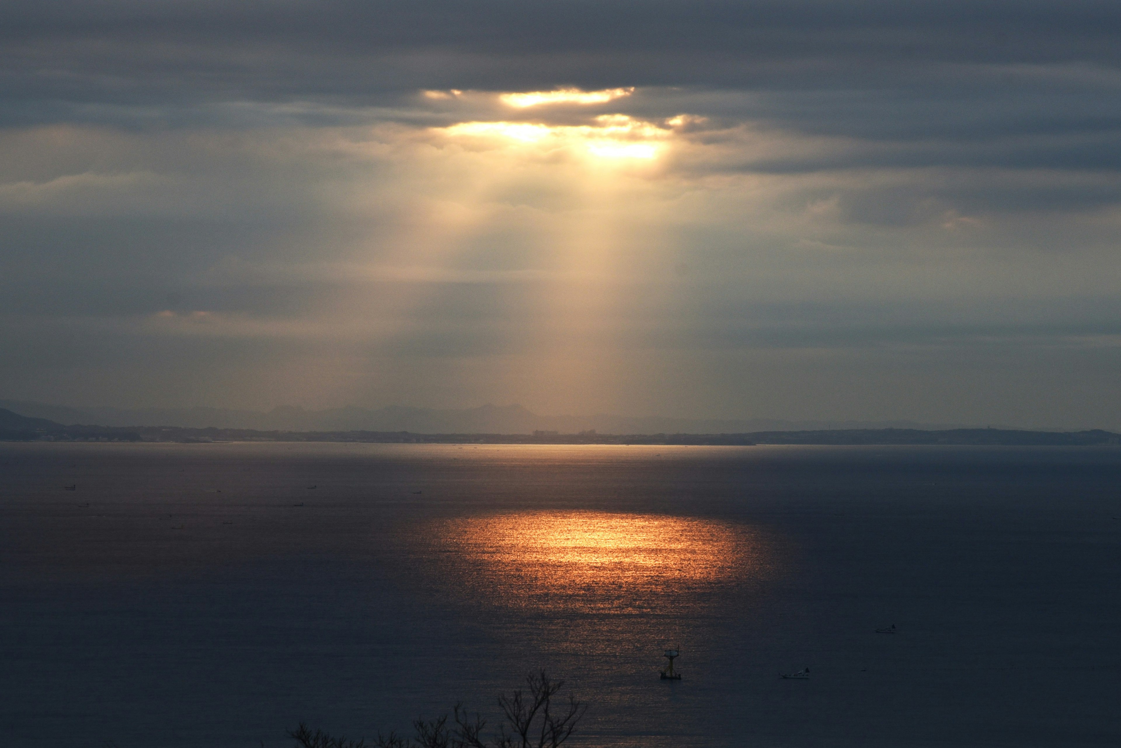 Bellissimo paesaggio con luce che filtra tra le nuvole illuminando la superficie dell'oceano