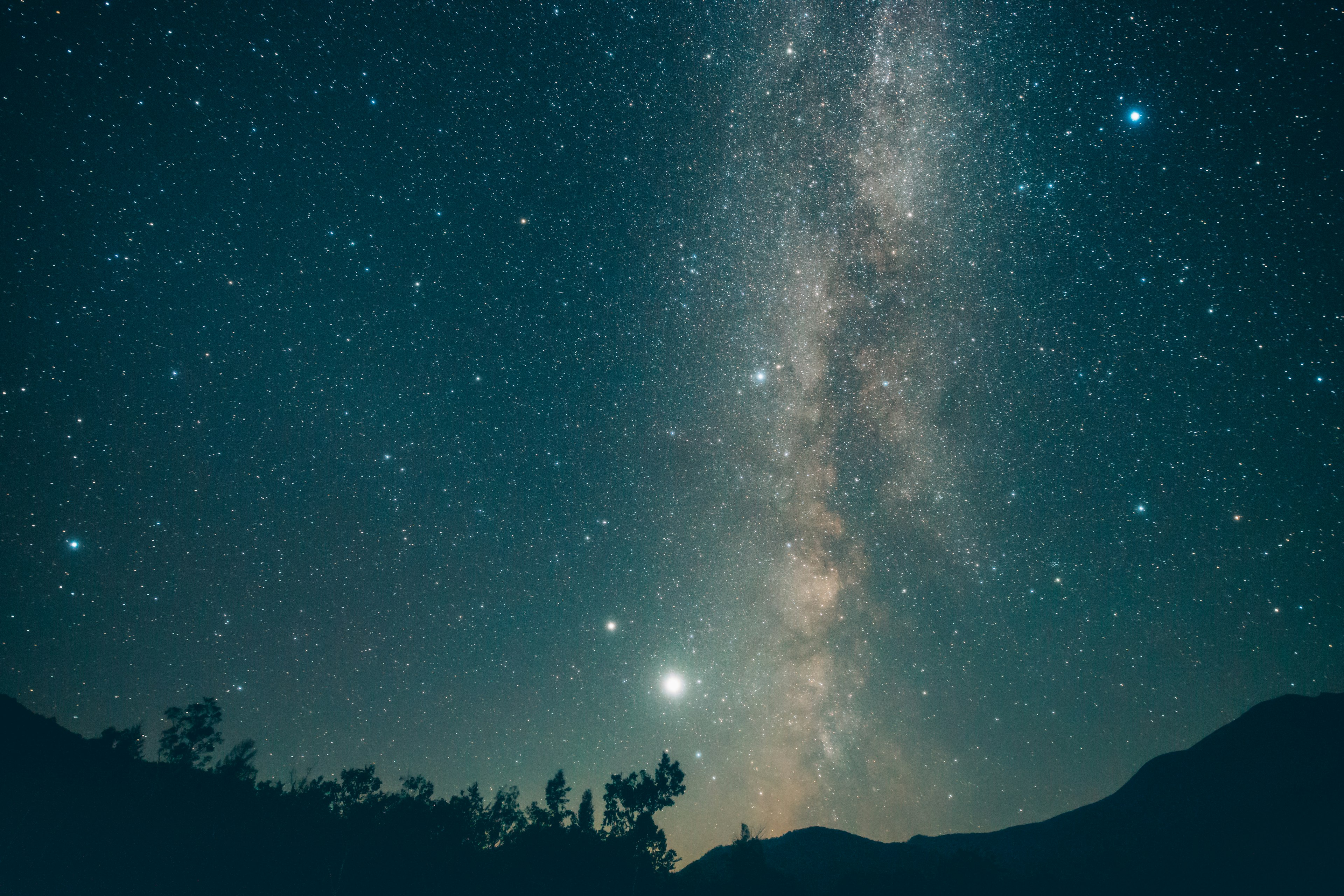 Pemandangan menakjubkan bintang dan Galaksi Bima Sakti di langit malam