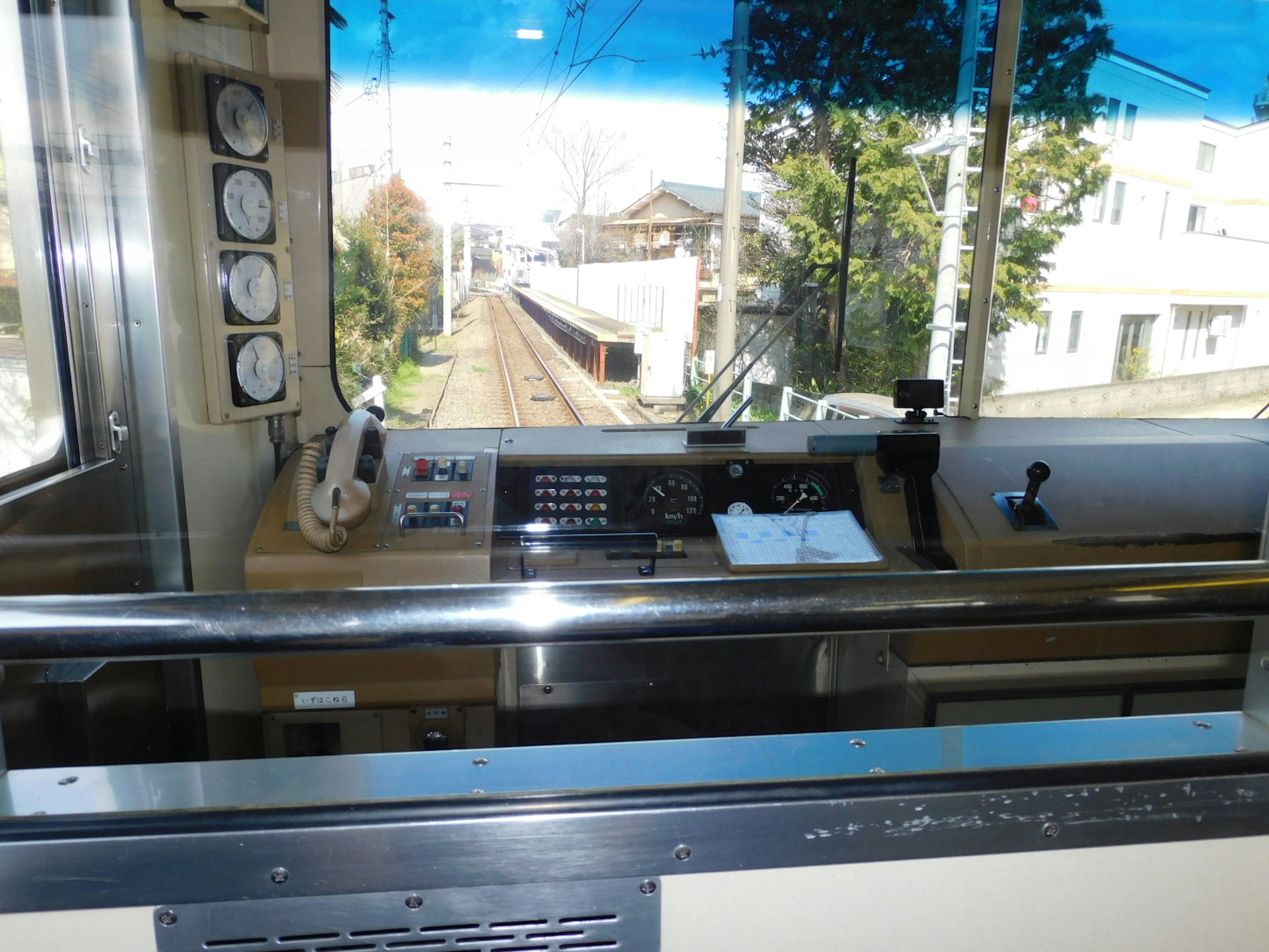 Vista desde la cabina del conductor del tren mostrando controles y vías