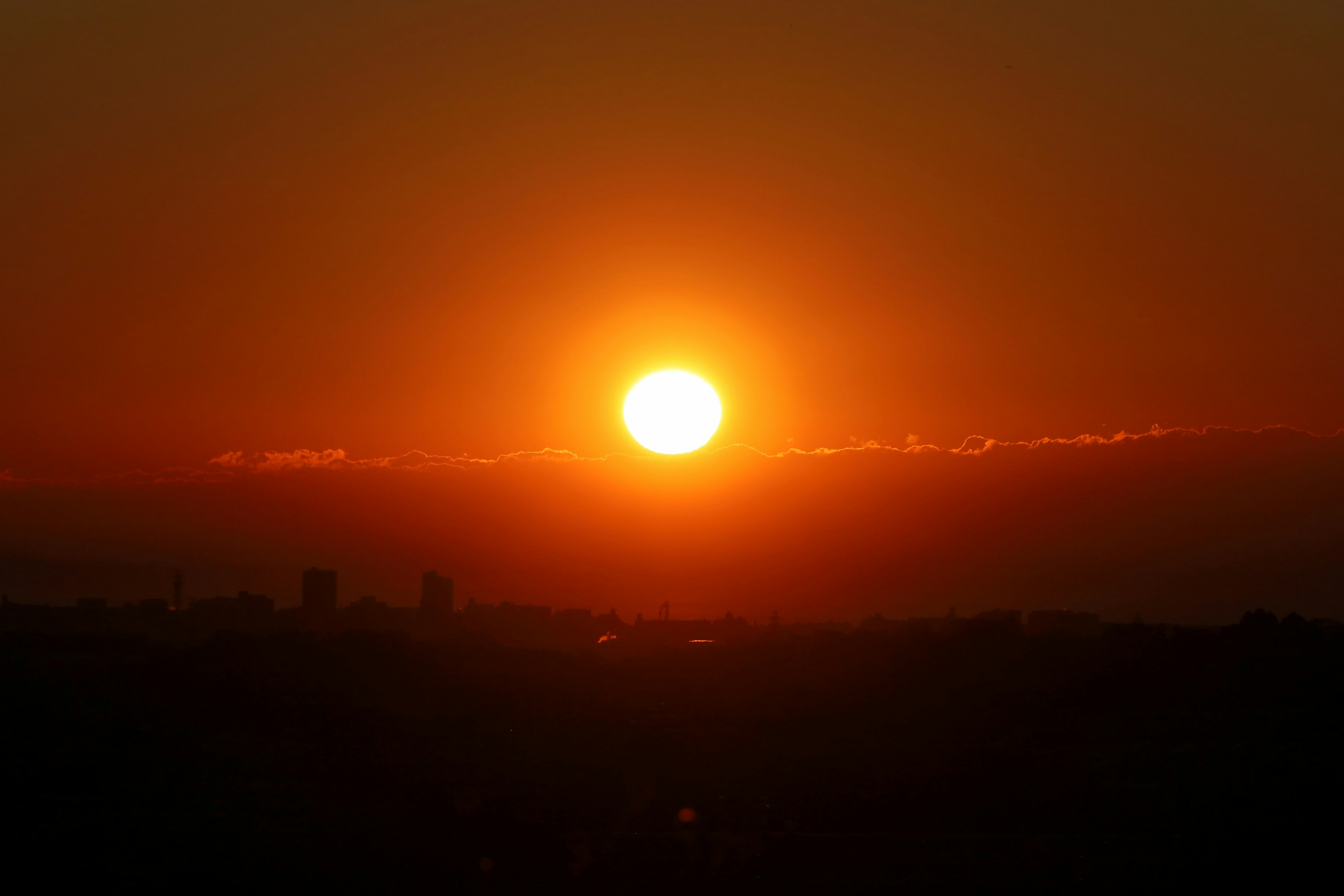 Una hermosa puesta de sol con el sol poniéndose en el horizonte