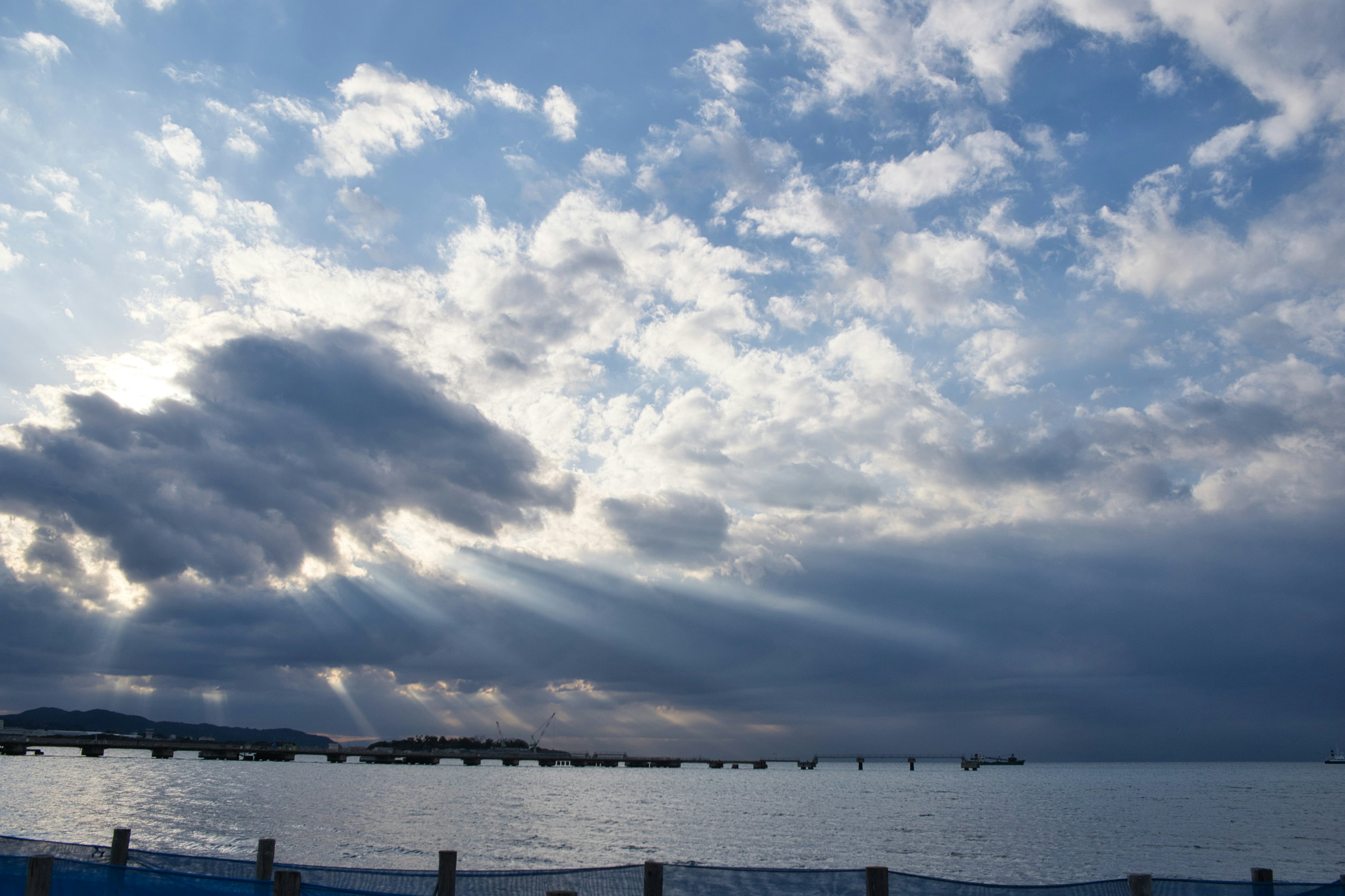 Ciel bleu nuageux au-dessus d'une mer tranquille