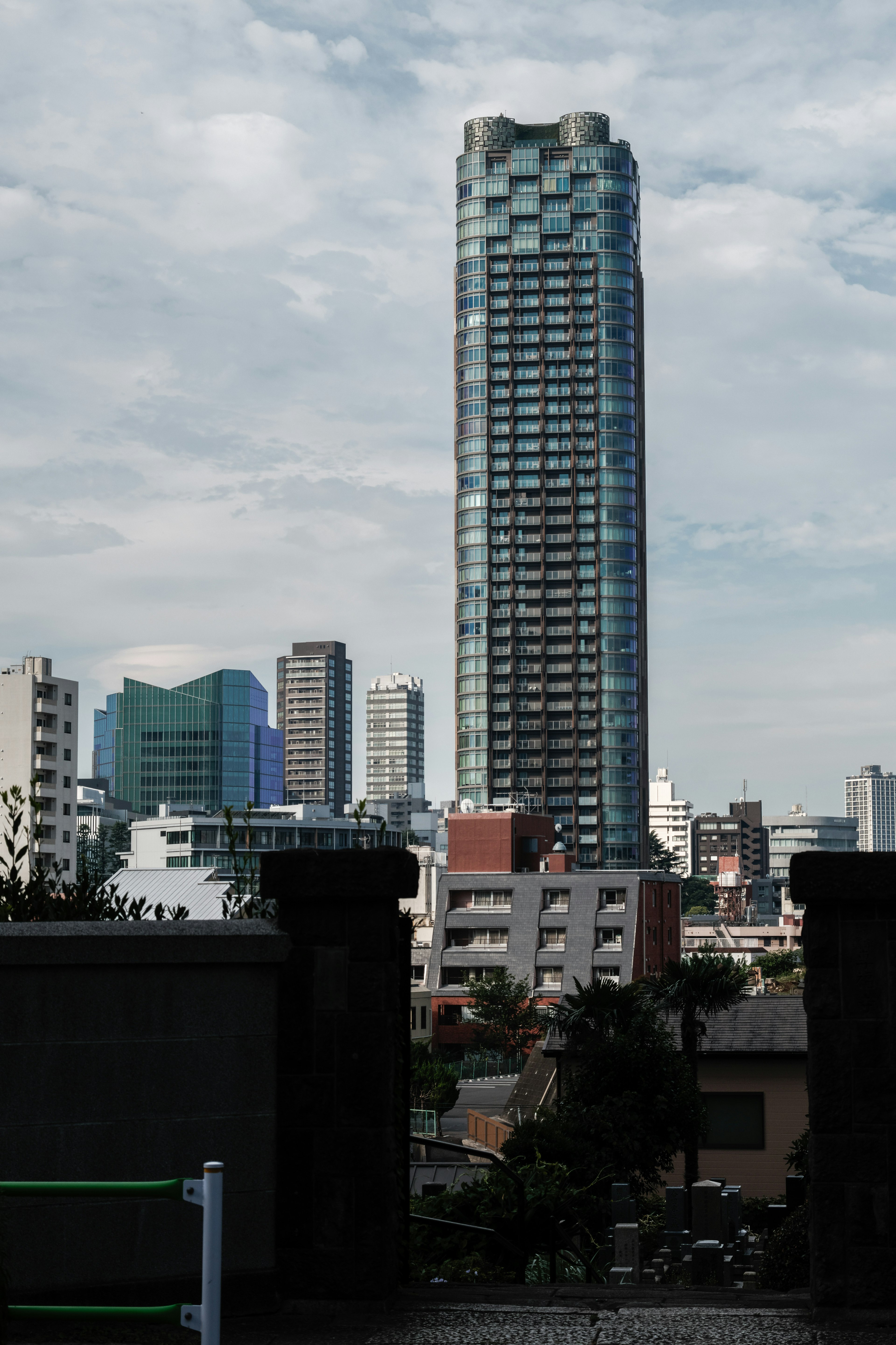 高層ビルと都市の景観を背景にした風景