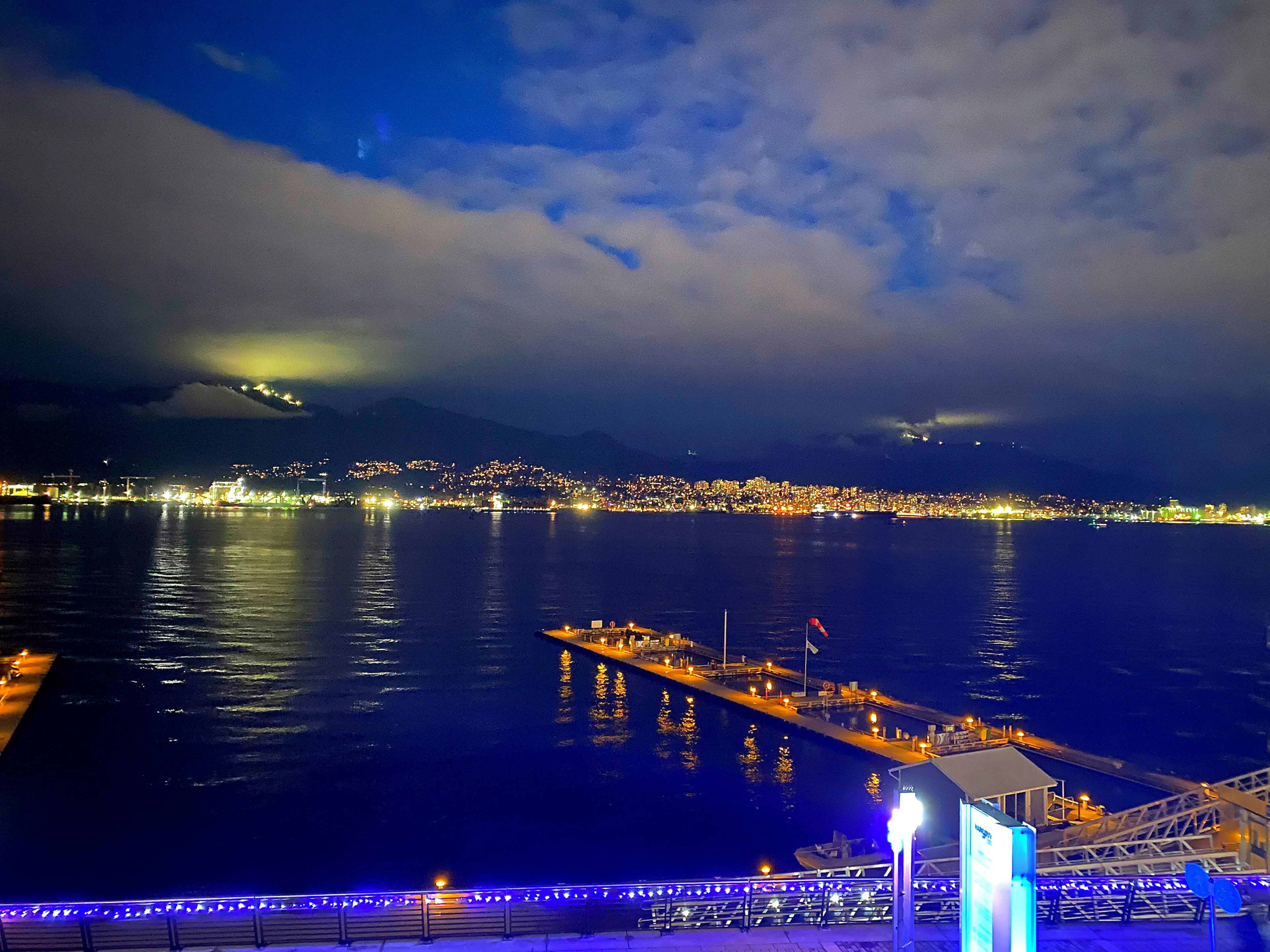 Vista panoramica di un porto di notte con riflessi sull'acqua