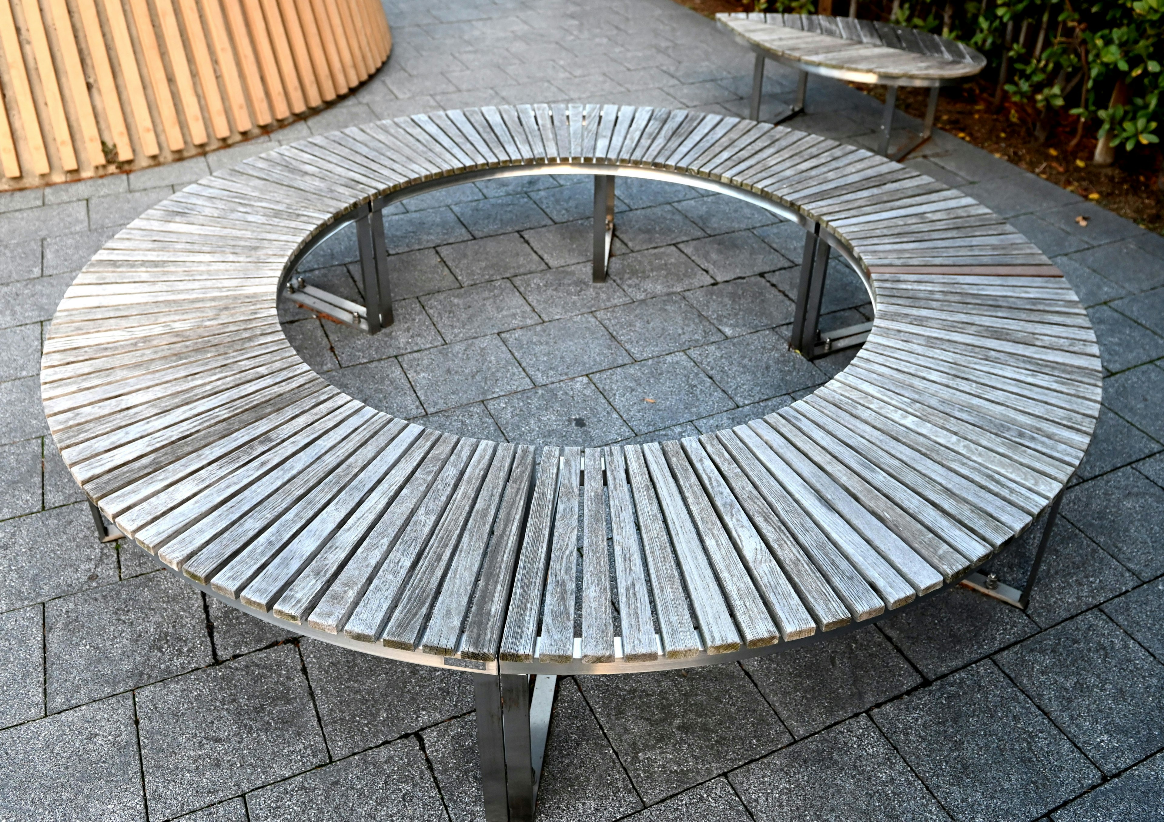 Mesa circular de madera con un suelo de piedra