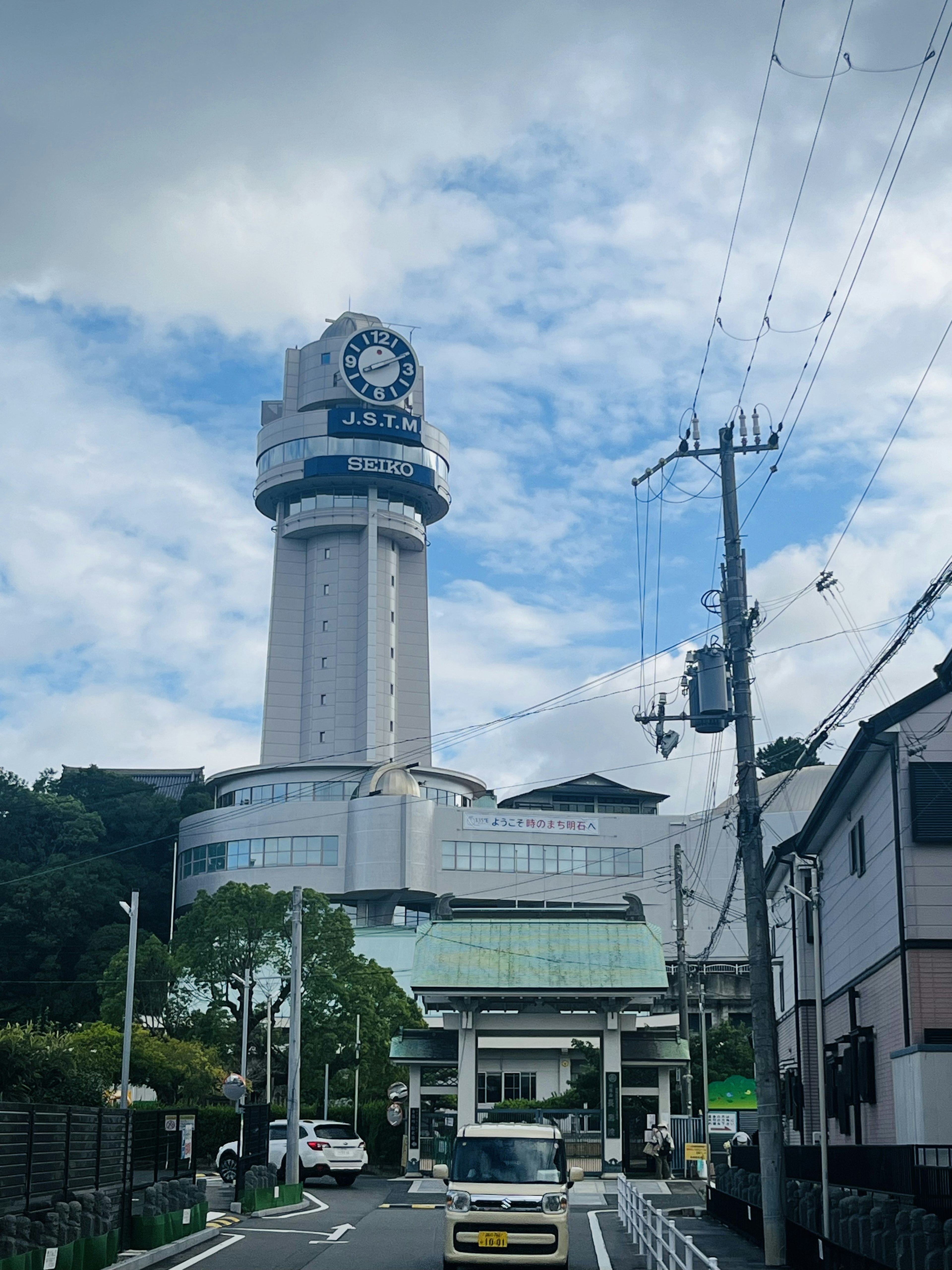 Alto edificio con orologio e cielo blu