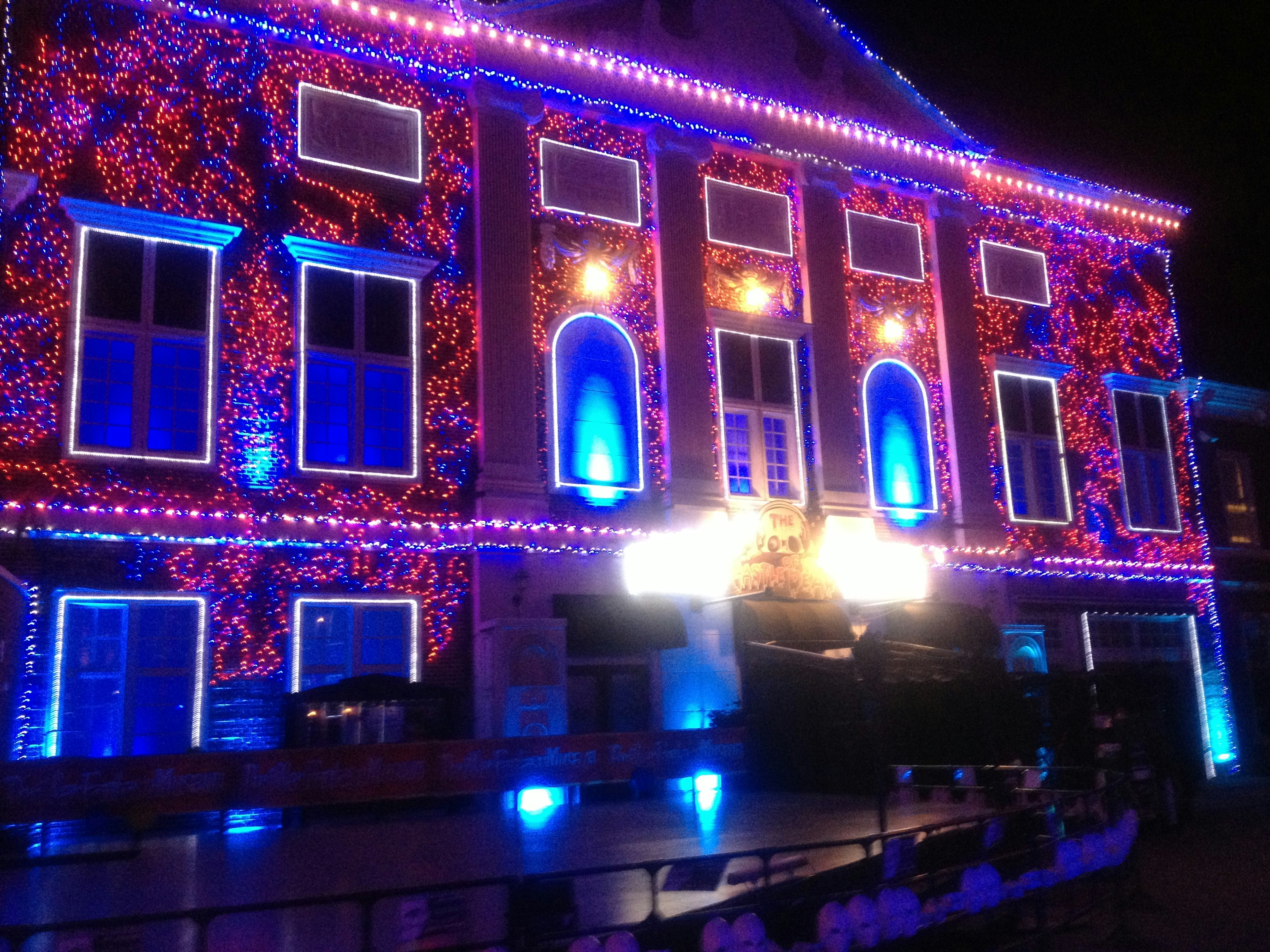 Fachada de un edificio histórico adornada con luces coloridas