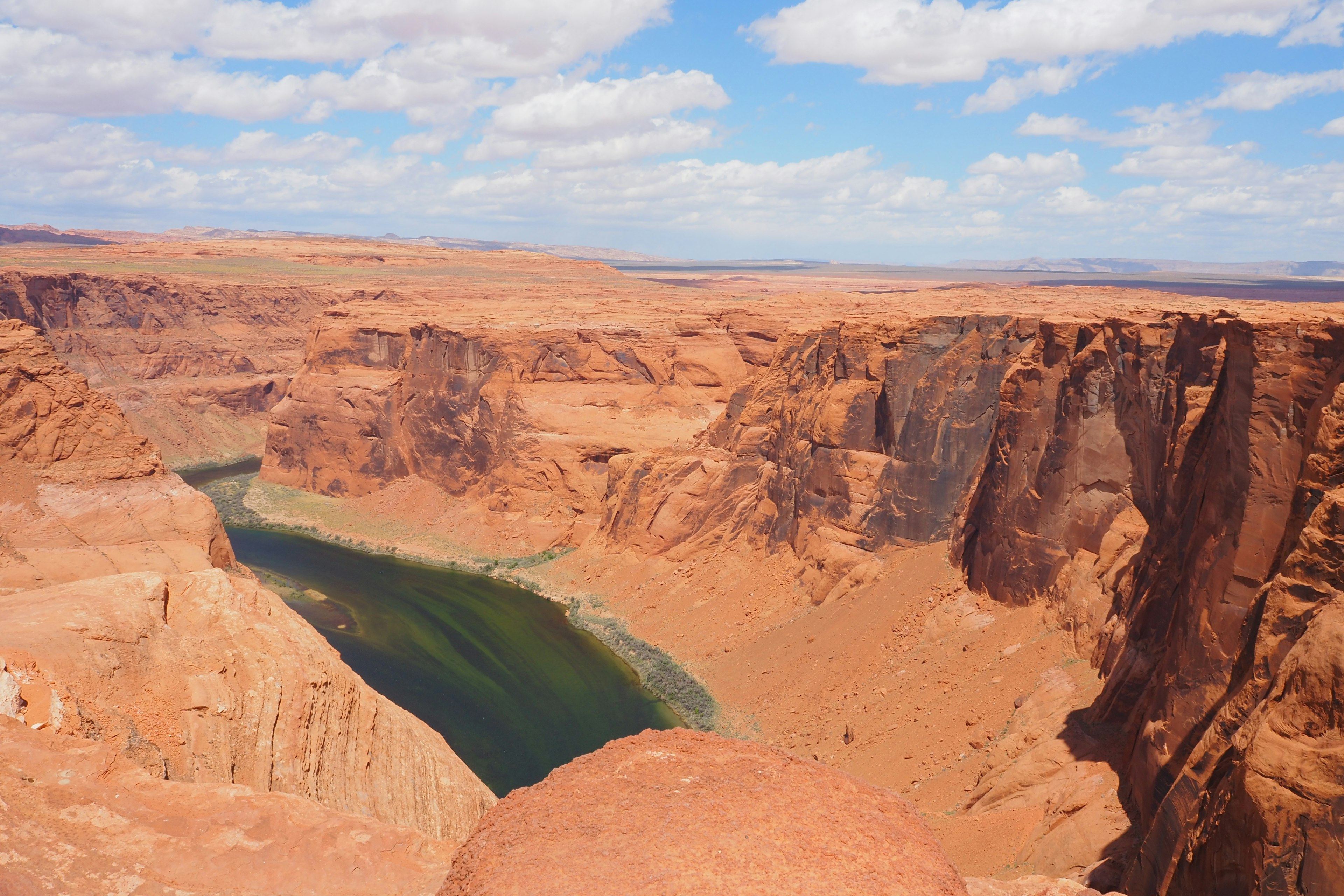 ทิวทัศน์ที่งดงามของ Horseshoe Bend ในรัฐอริโซนาพร้อมหน้าผาสีแดงและแม่น้ำสีเขียวที่คดเคี้ยว