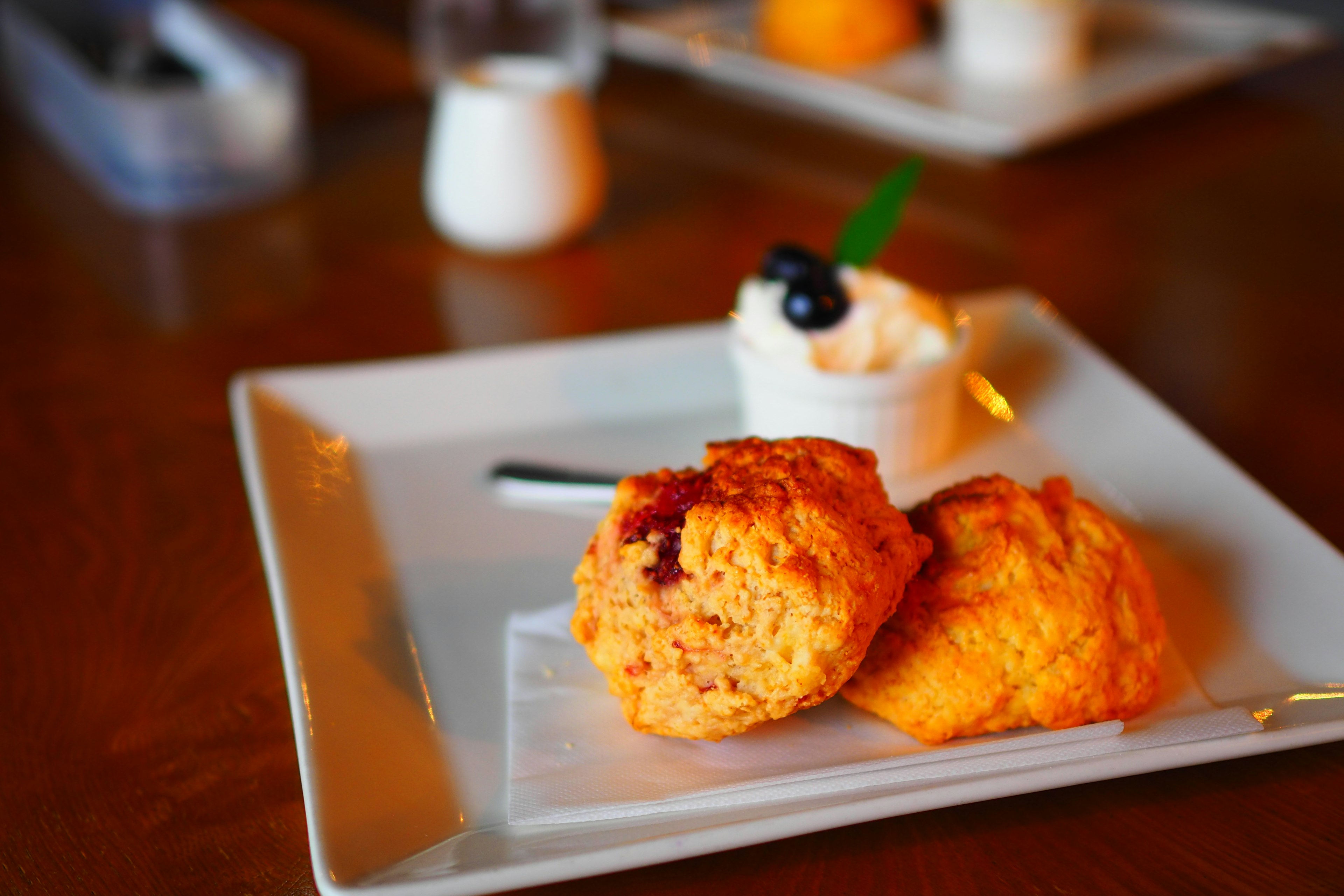 Scones arancioni e dessert alla crema su un piatto