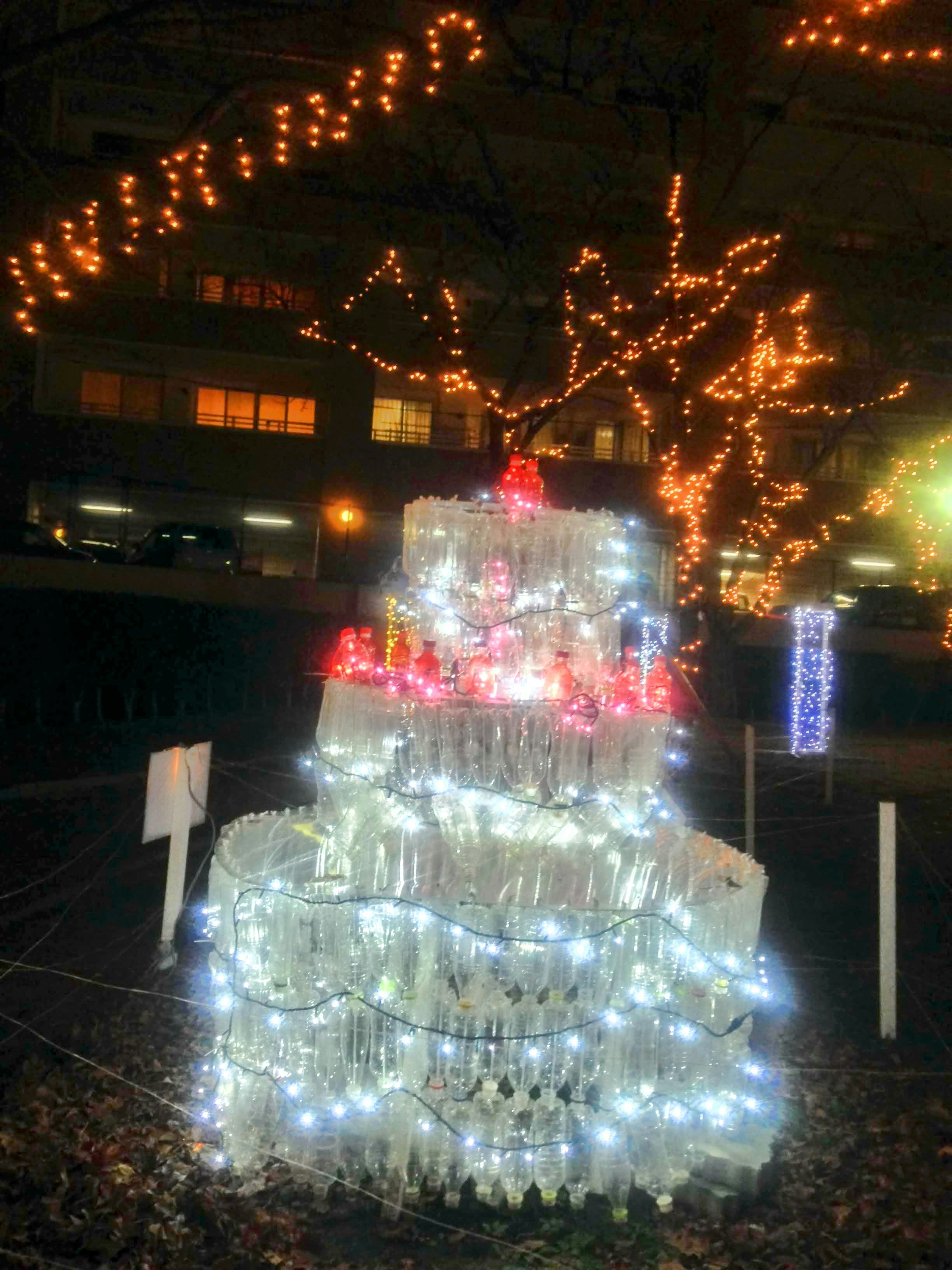 Struttura decorativa che assomiglia a un albero di Natale illuminato con luci