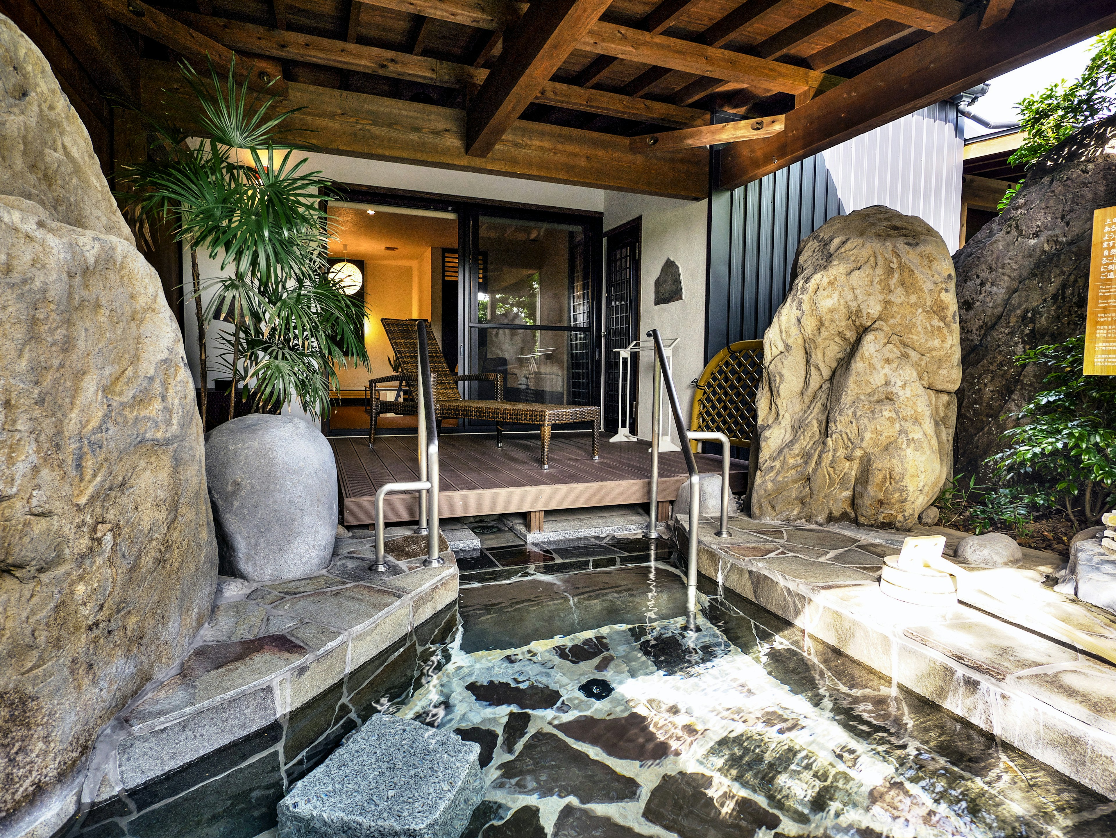 Espacio relajante con manantial de piedra natural y terraza de madera