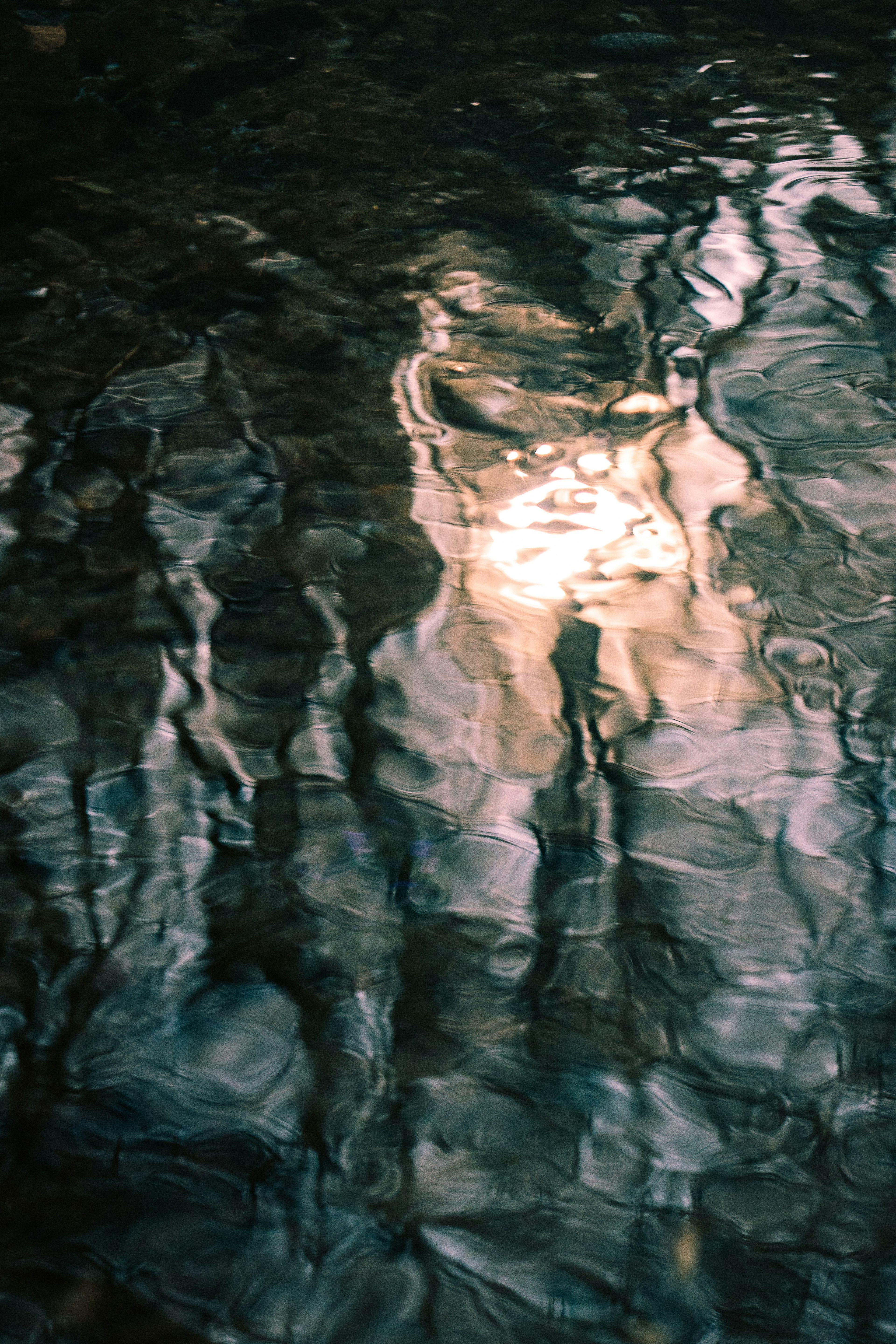 Schöne Lichtreflexionen und Wellen auf der Wasseroberfläche