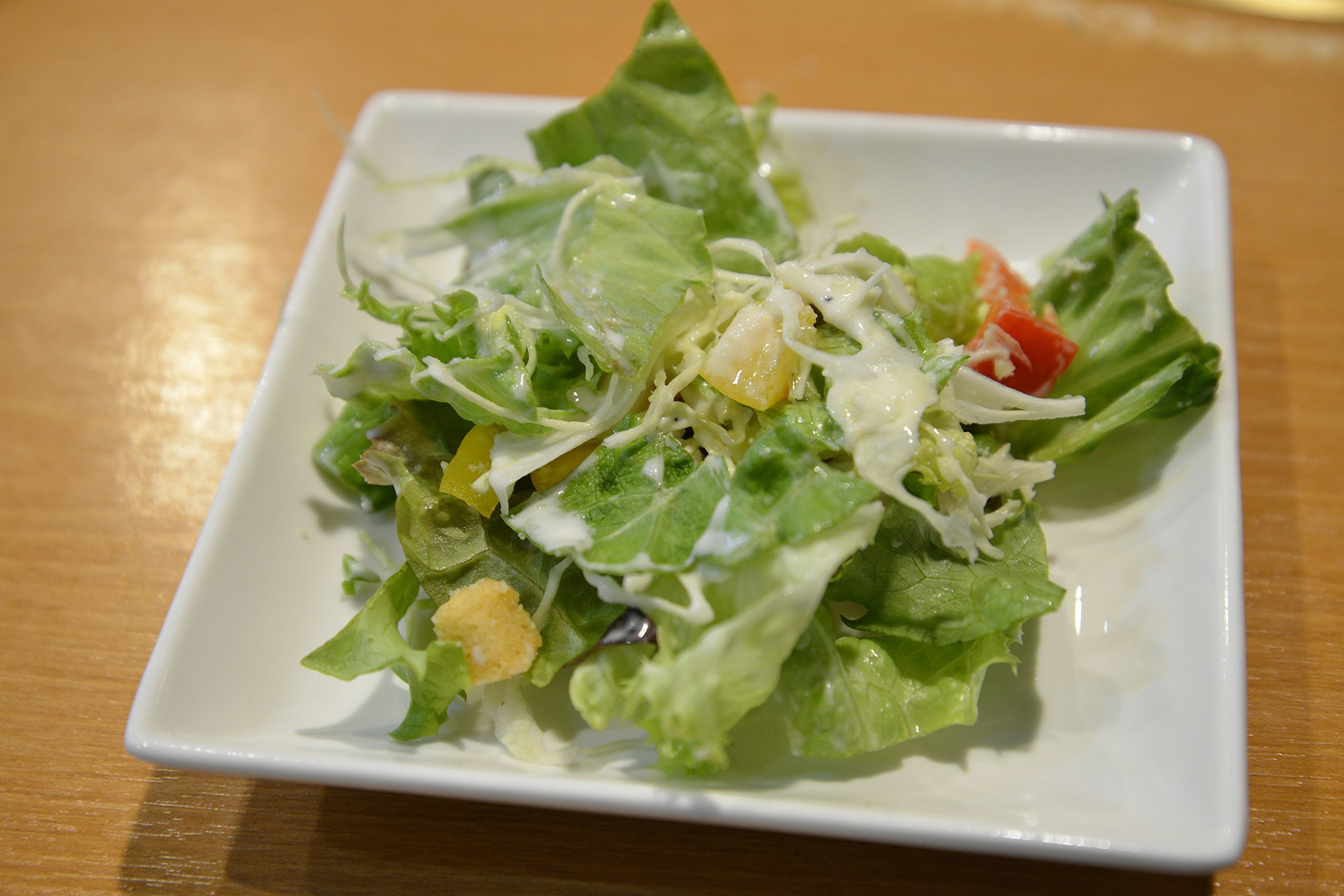 Frischer Salat auf einem weißen Teller serviert