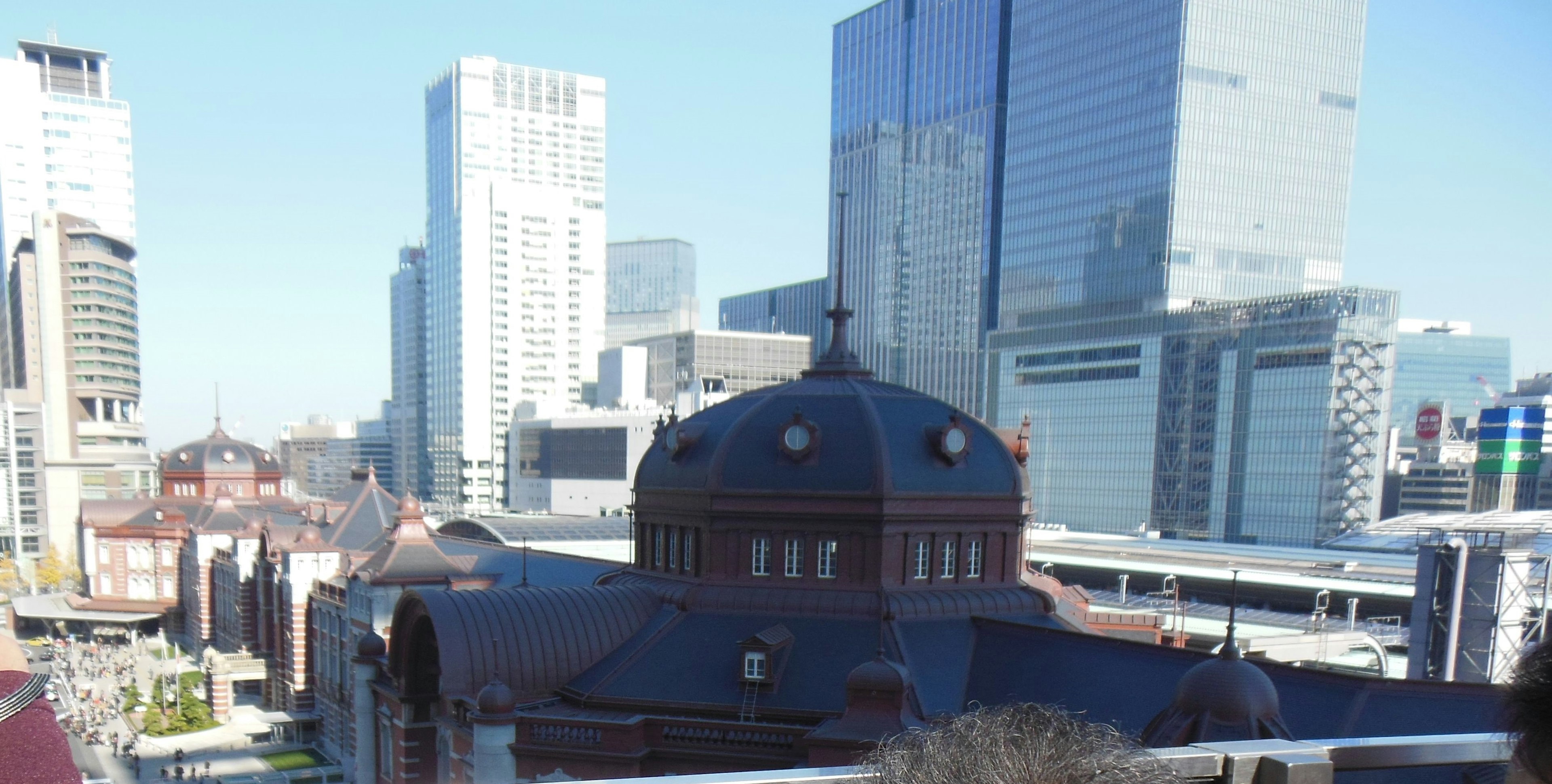 Techo de una iglesia histórica rodeado de rascacielos modernos en Tokio