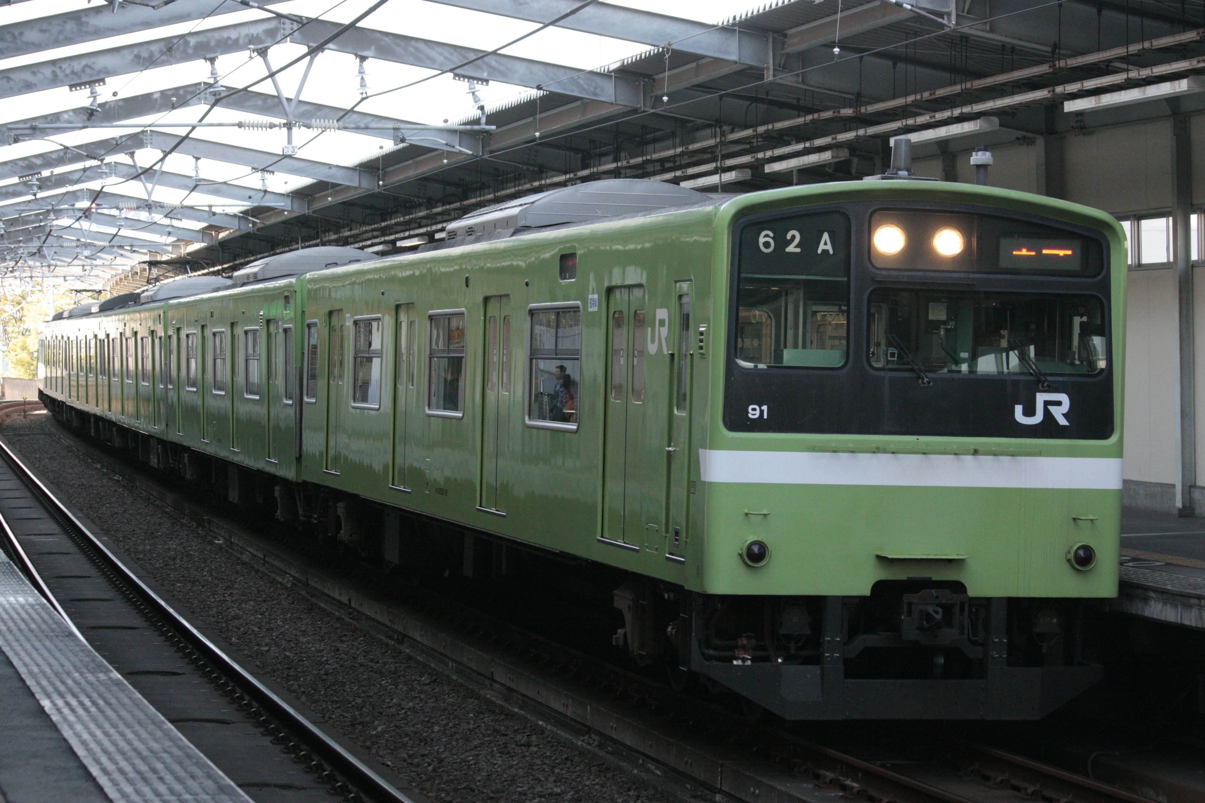 緑色のJR電車が駅に停車中