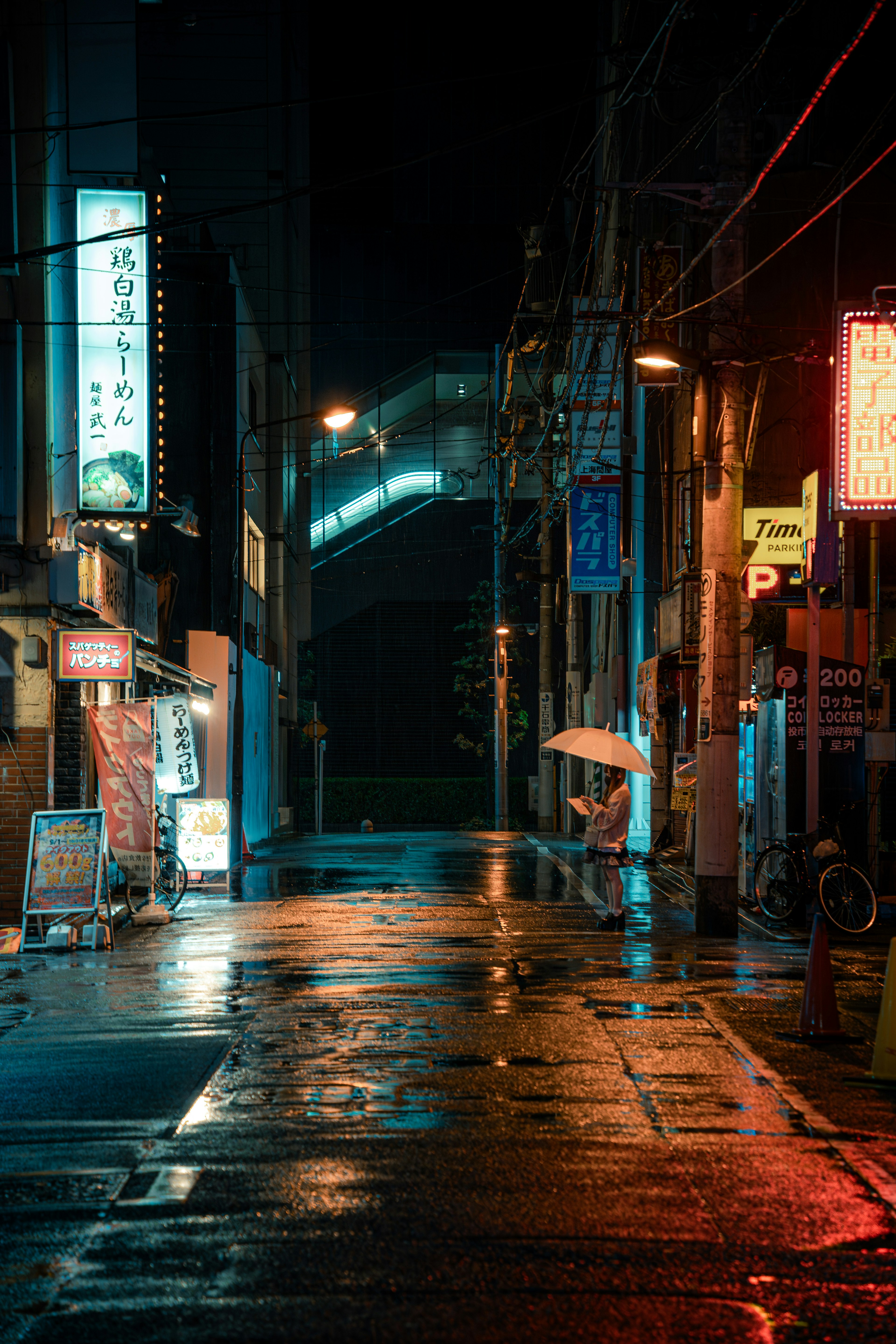 雨に濡れた暗い路地にネオンの看板が輝く