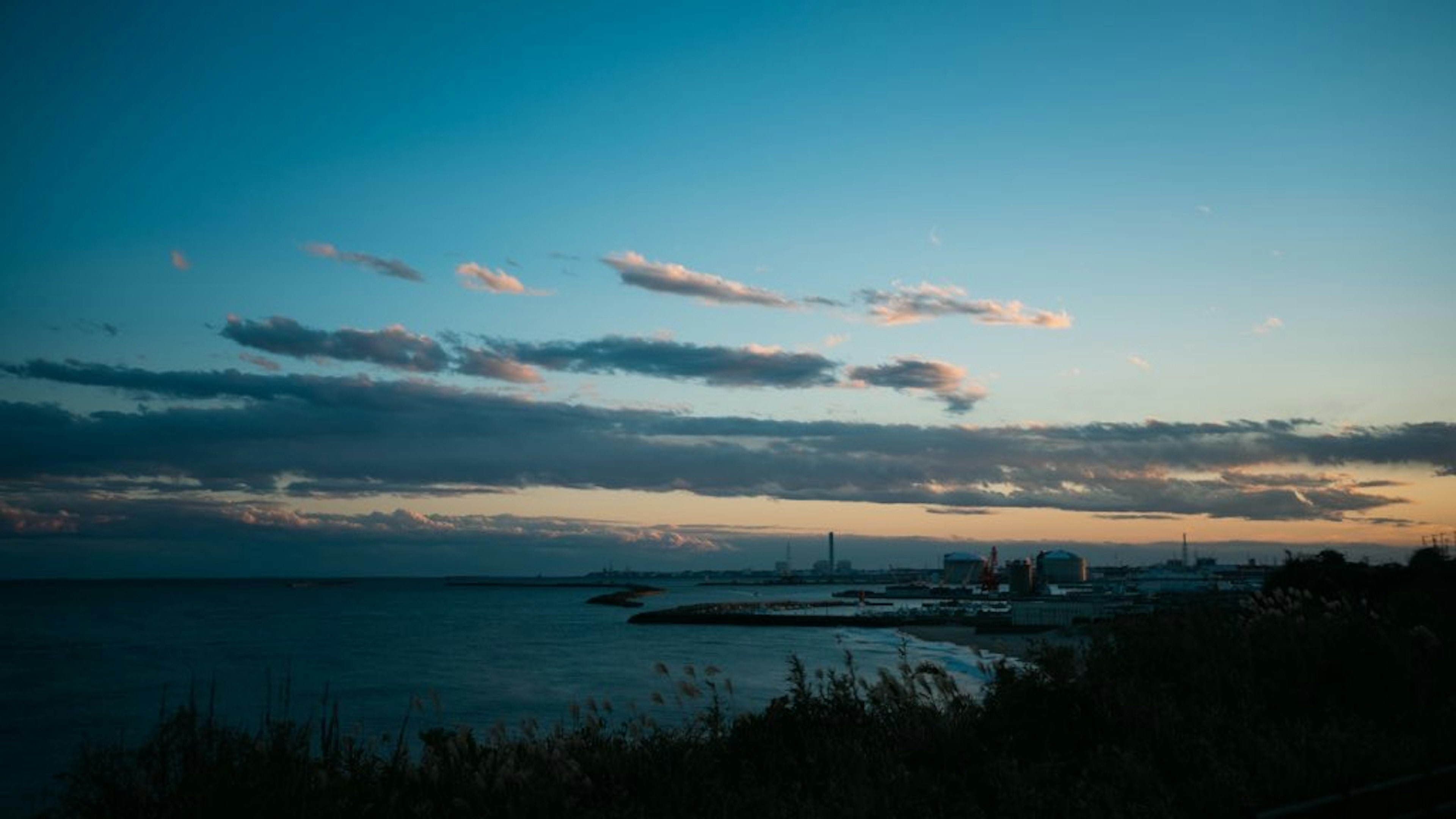 海岸線と夕焼けの空が広がる美しい風景