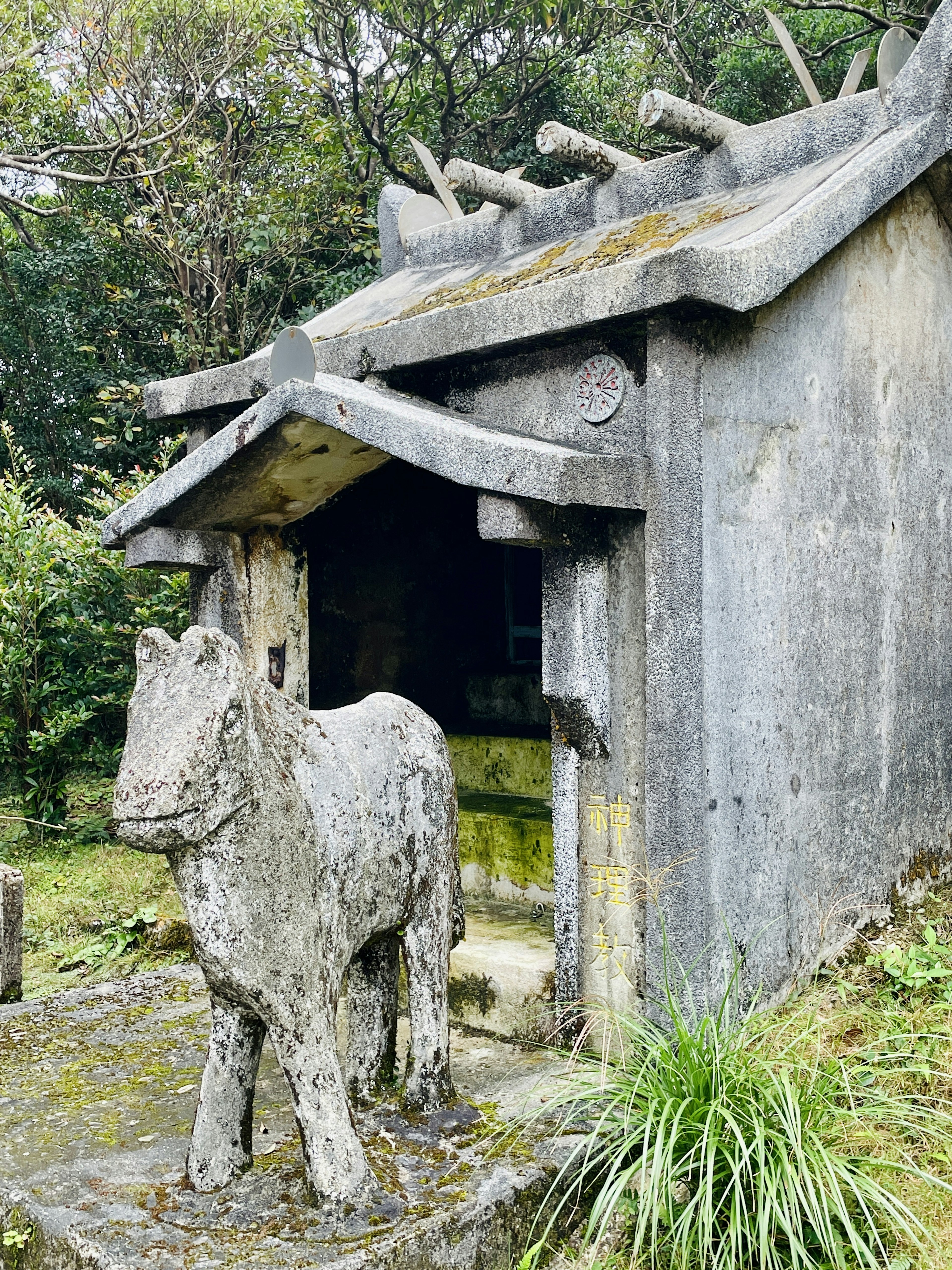 古老神社的入口，有一尊石马雕像