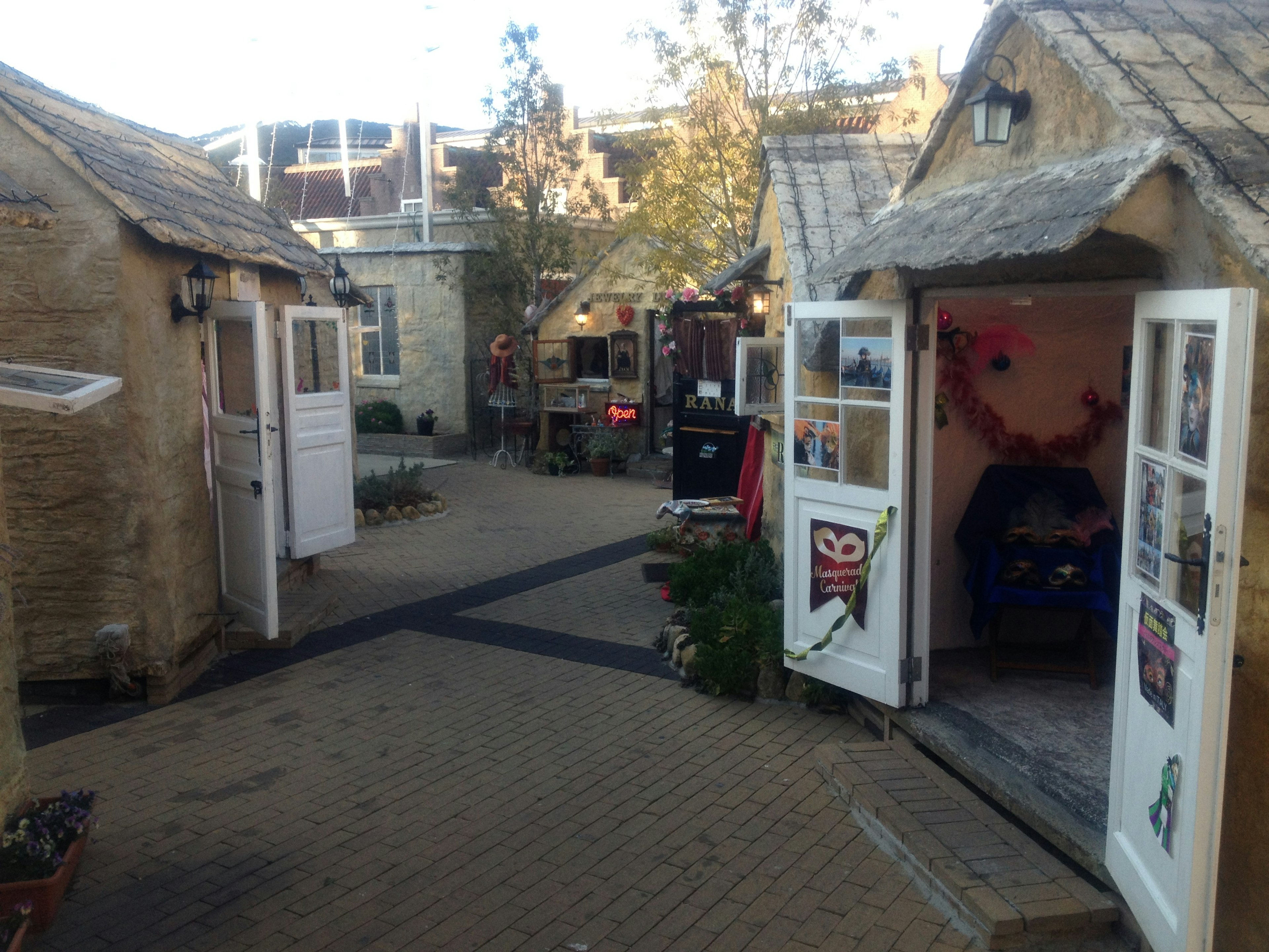 Escena callejera encantadora con pequeñas cabañas y puertas abiertas