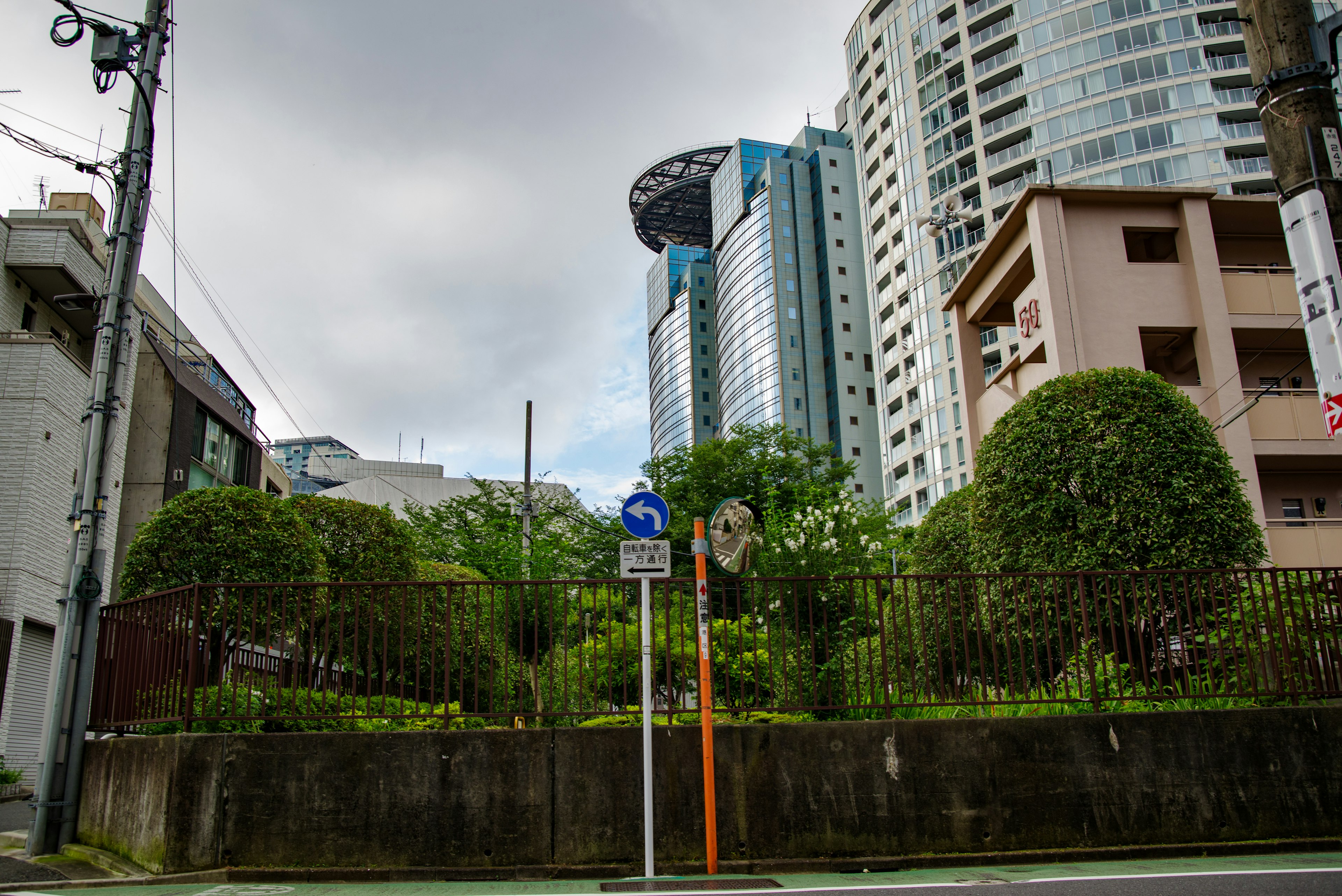 Paysage urbain avec de grands immeubles et un parc verdoyant