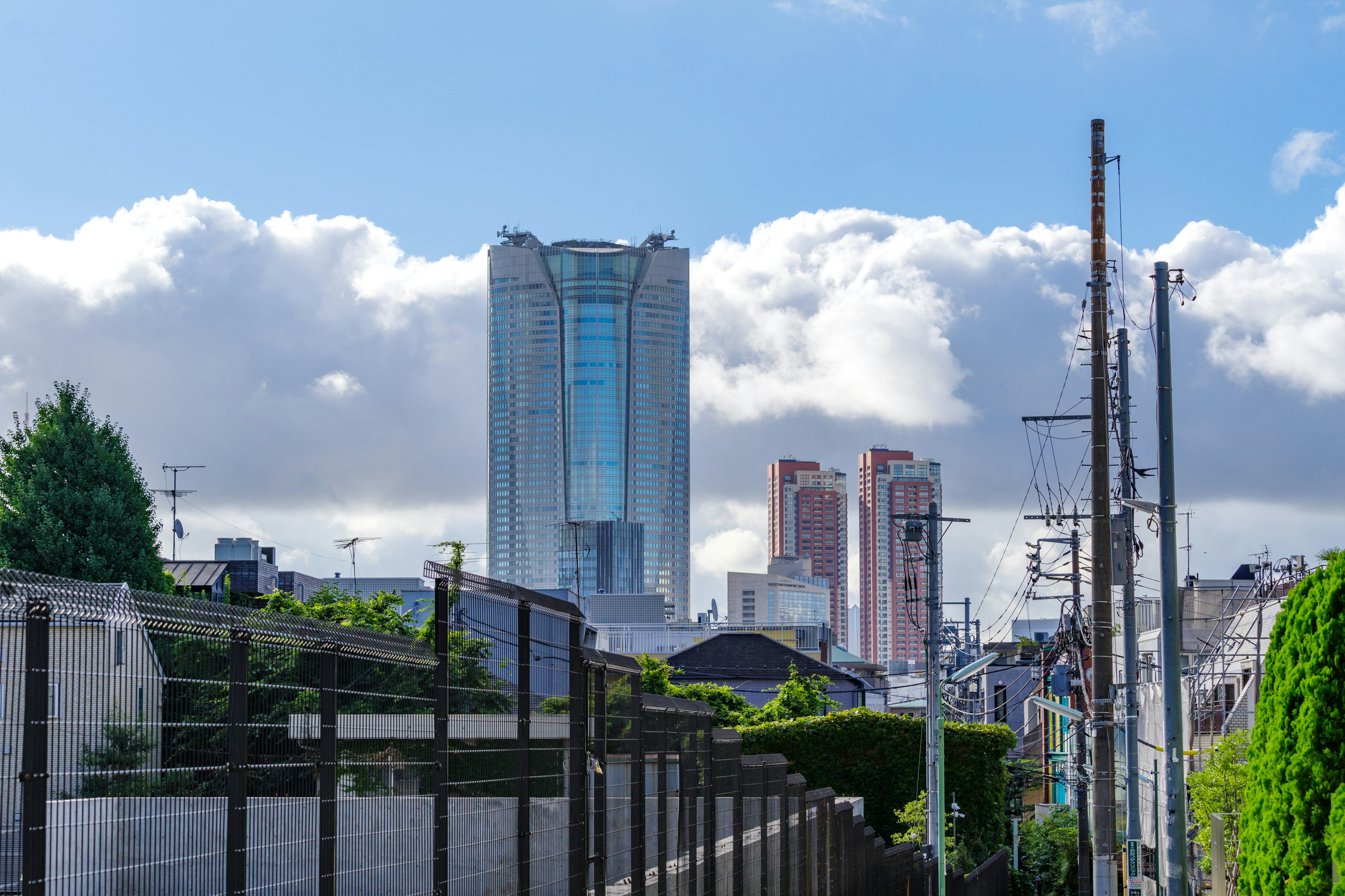 東京天際線，現代摩天大樓與藍天相映