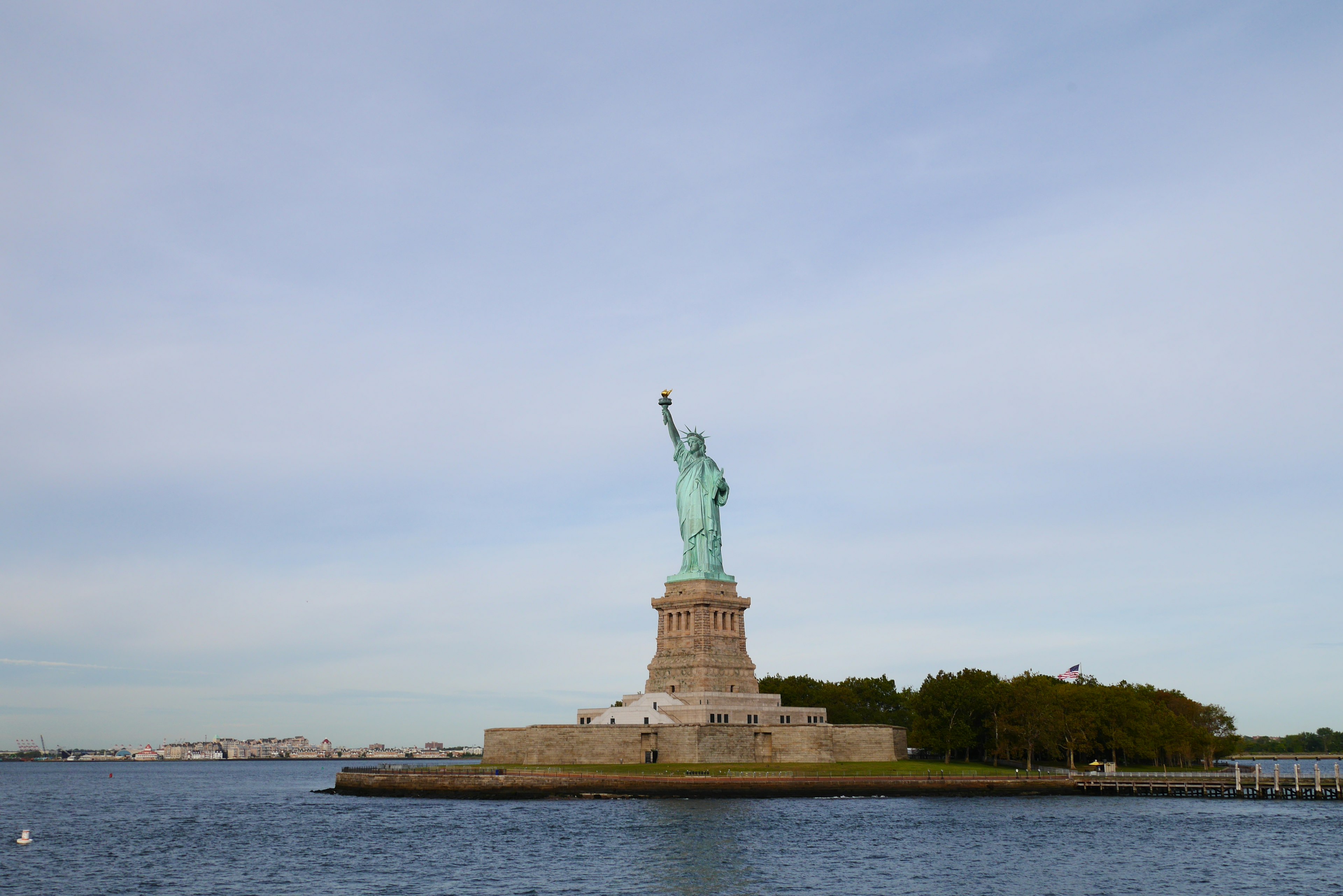 Estatua de la Libertad de pie en el puerto de Nueva York