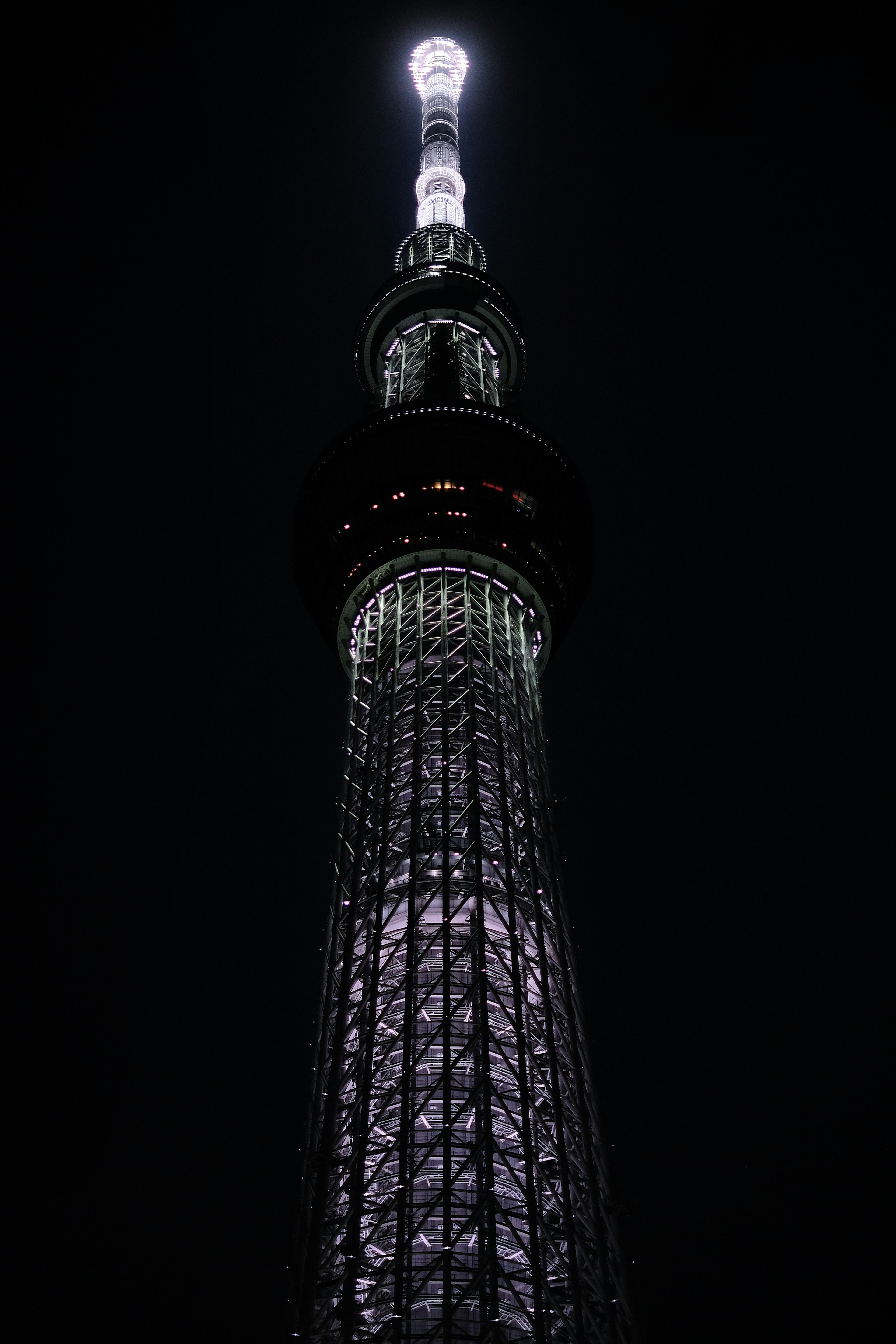 Tokyo Skytree bei Nacht beleuchtet