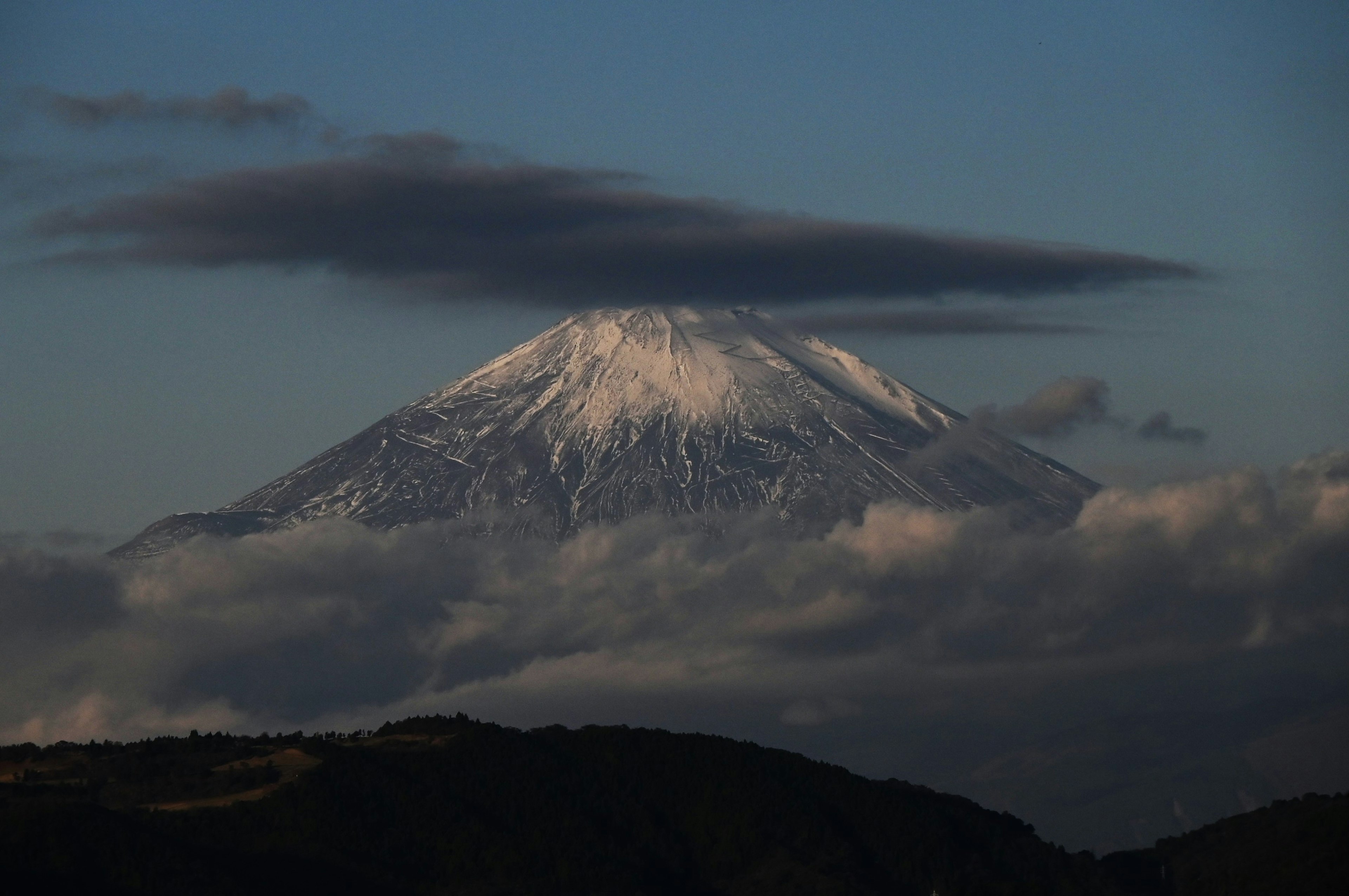 雪をかぶった美しい山の風景 様々な雲が漂う空