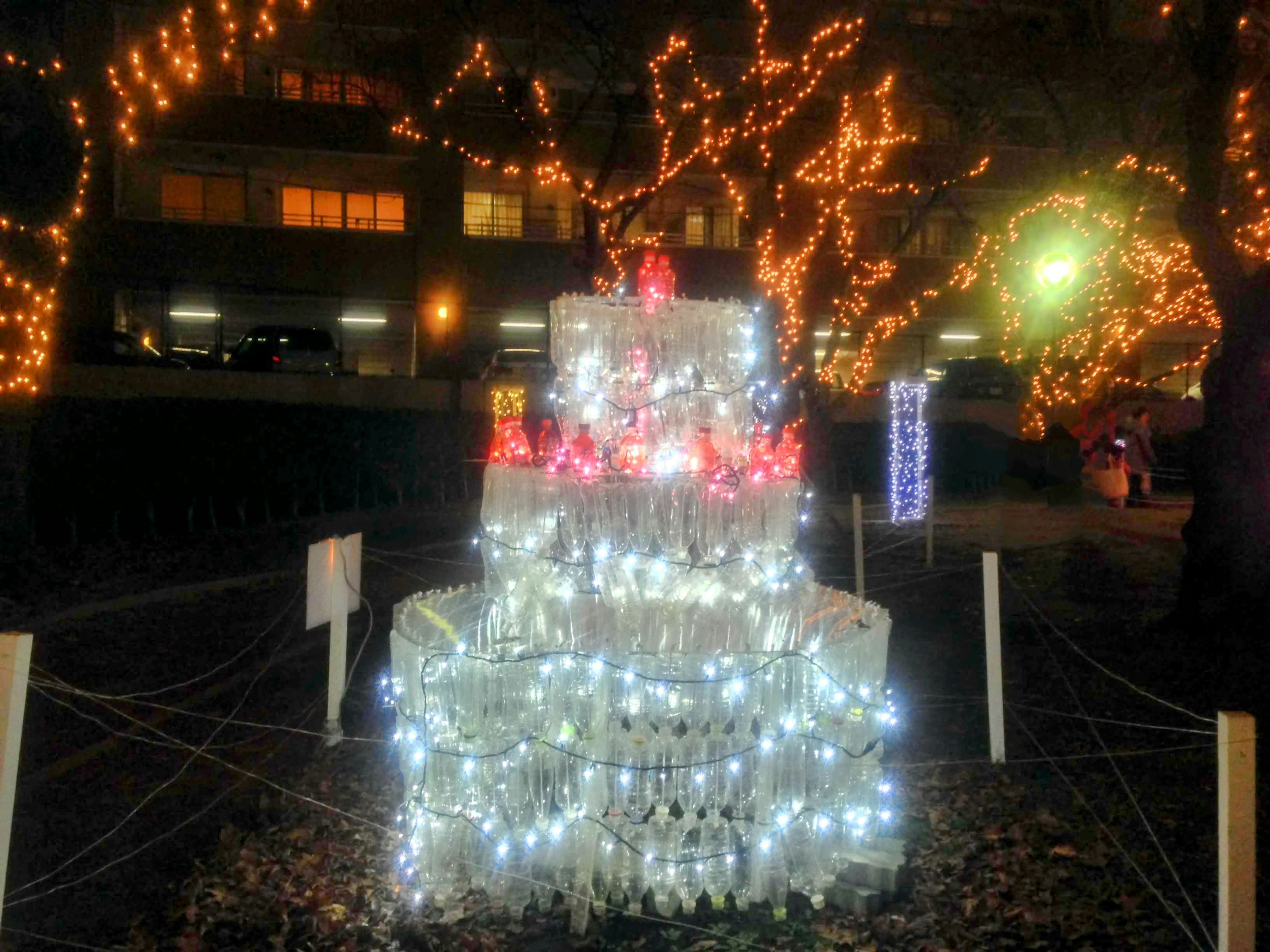 夜の装飾されたクリスマスツリーのようなオブジェにカラフルなライトが点灯している