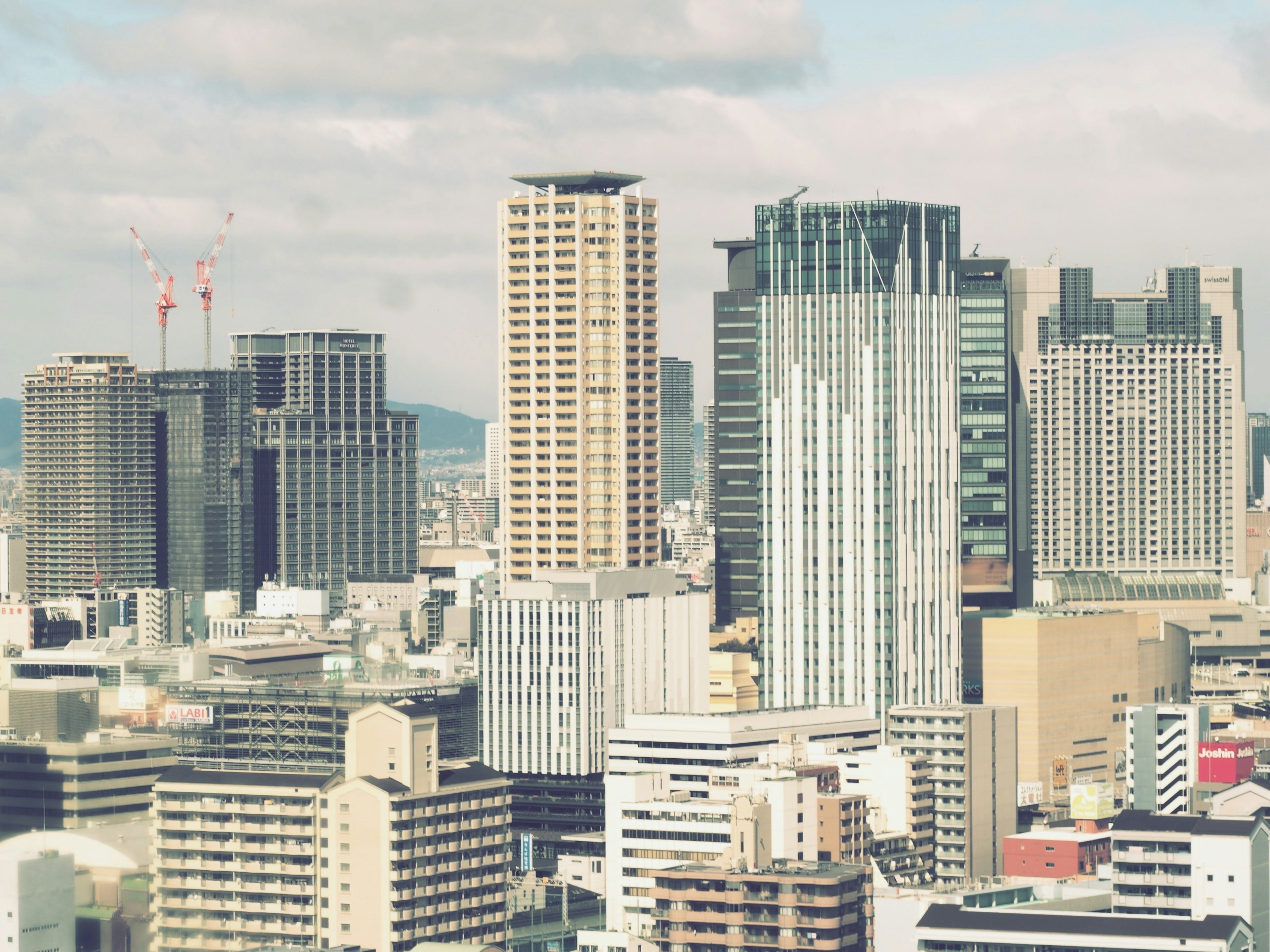 Stadtbild von Tokio mit modernen Wolkenkratzern