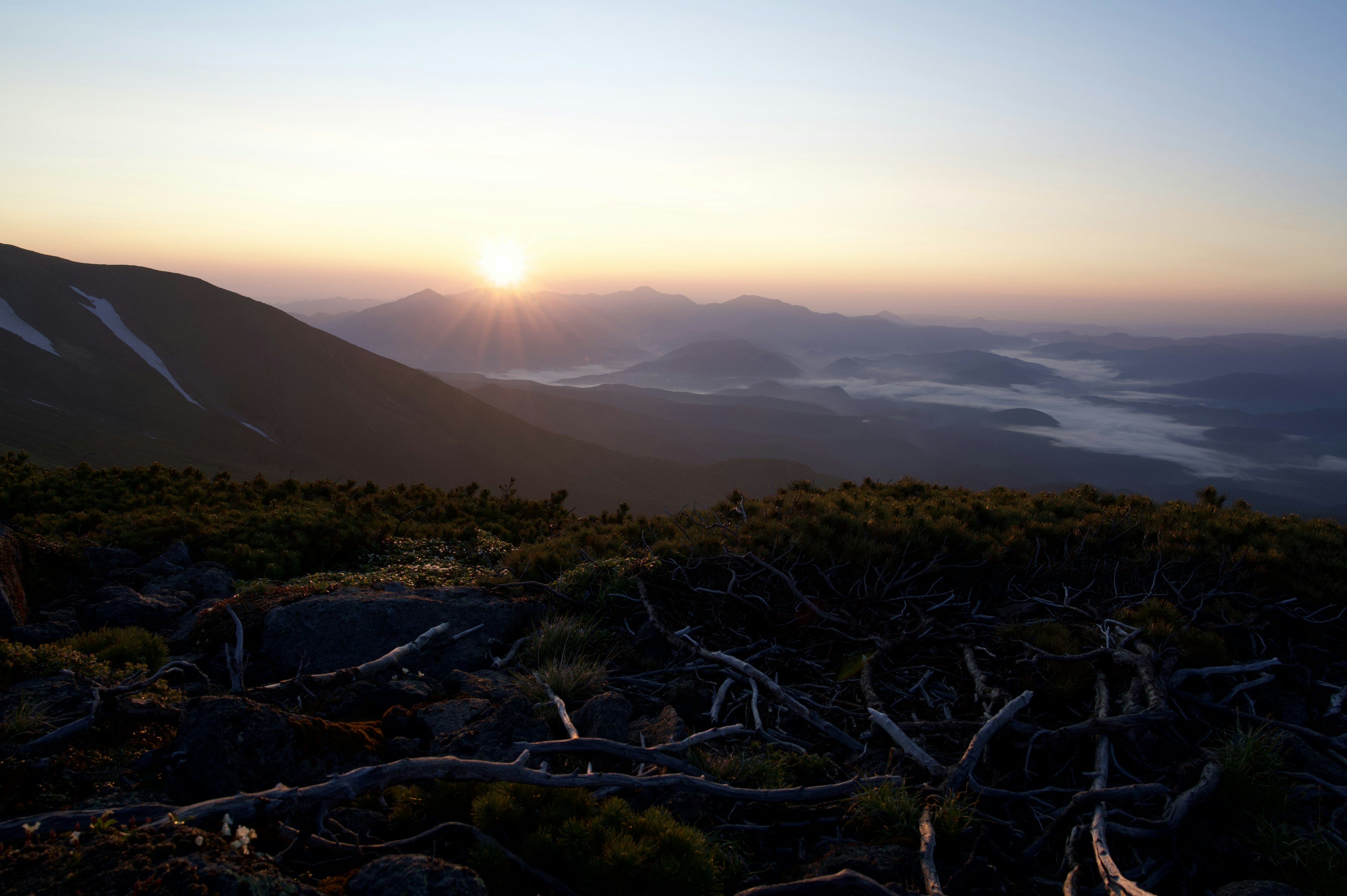 Magnifique lever de soleil depuis un sommet de montagne avec une mer de nuages