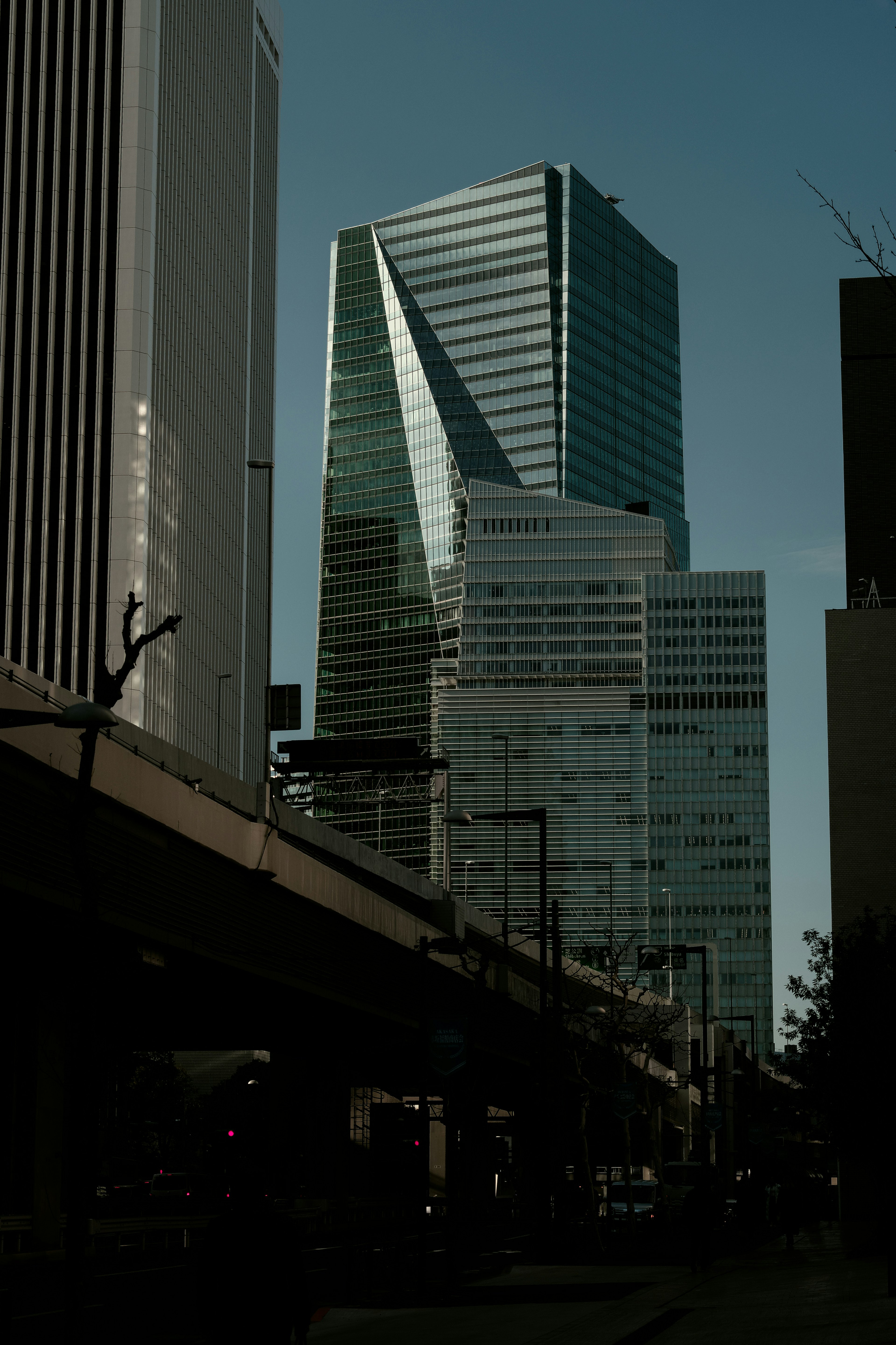 高層ビル群の写真で、近代的なデザインの建物が青空の下に立っている