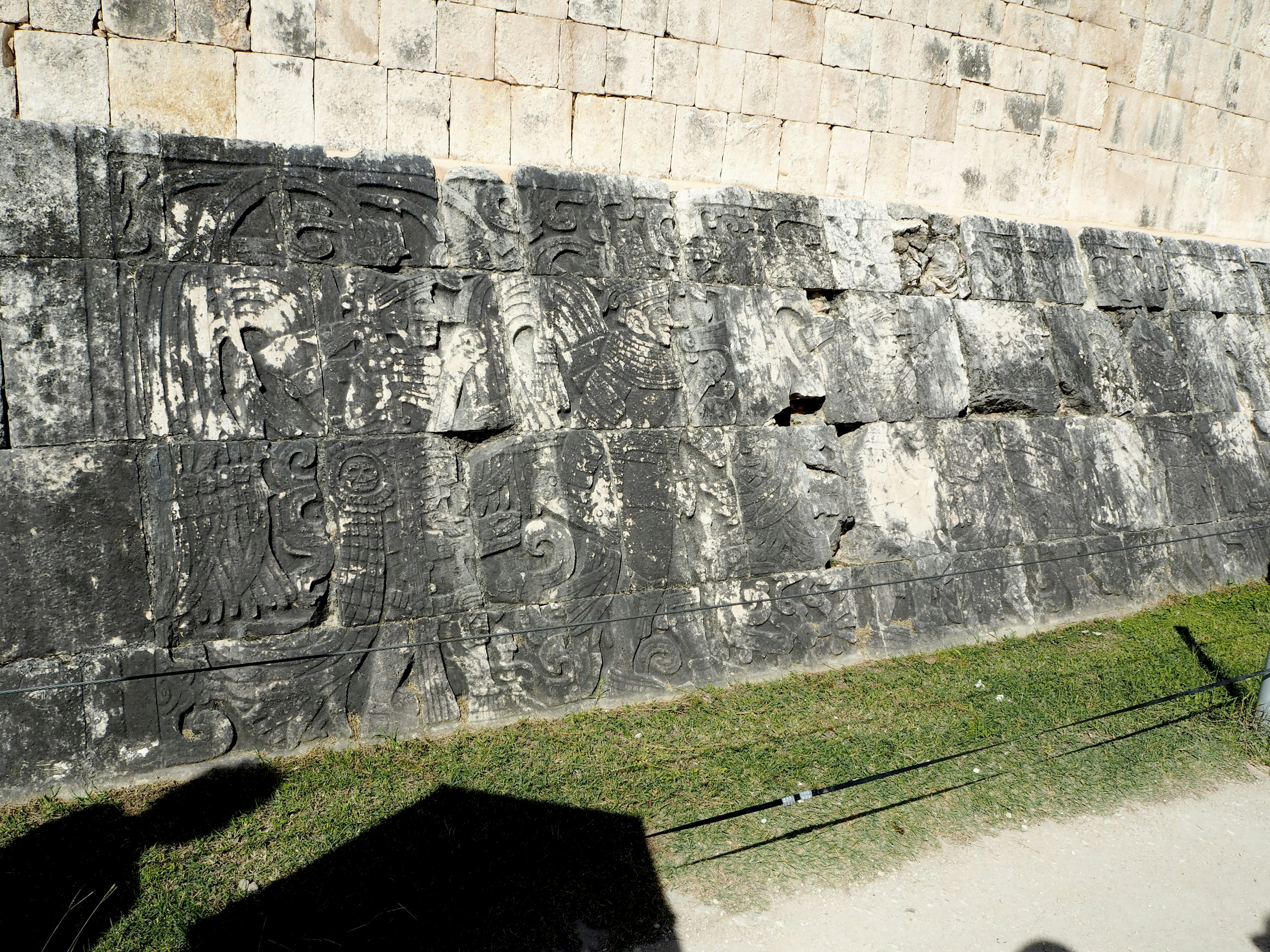 Mur en pierre ancien avec des sculptures complexes