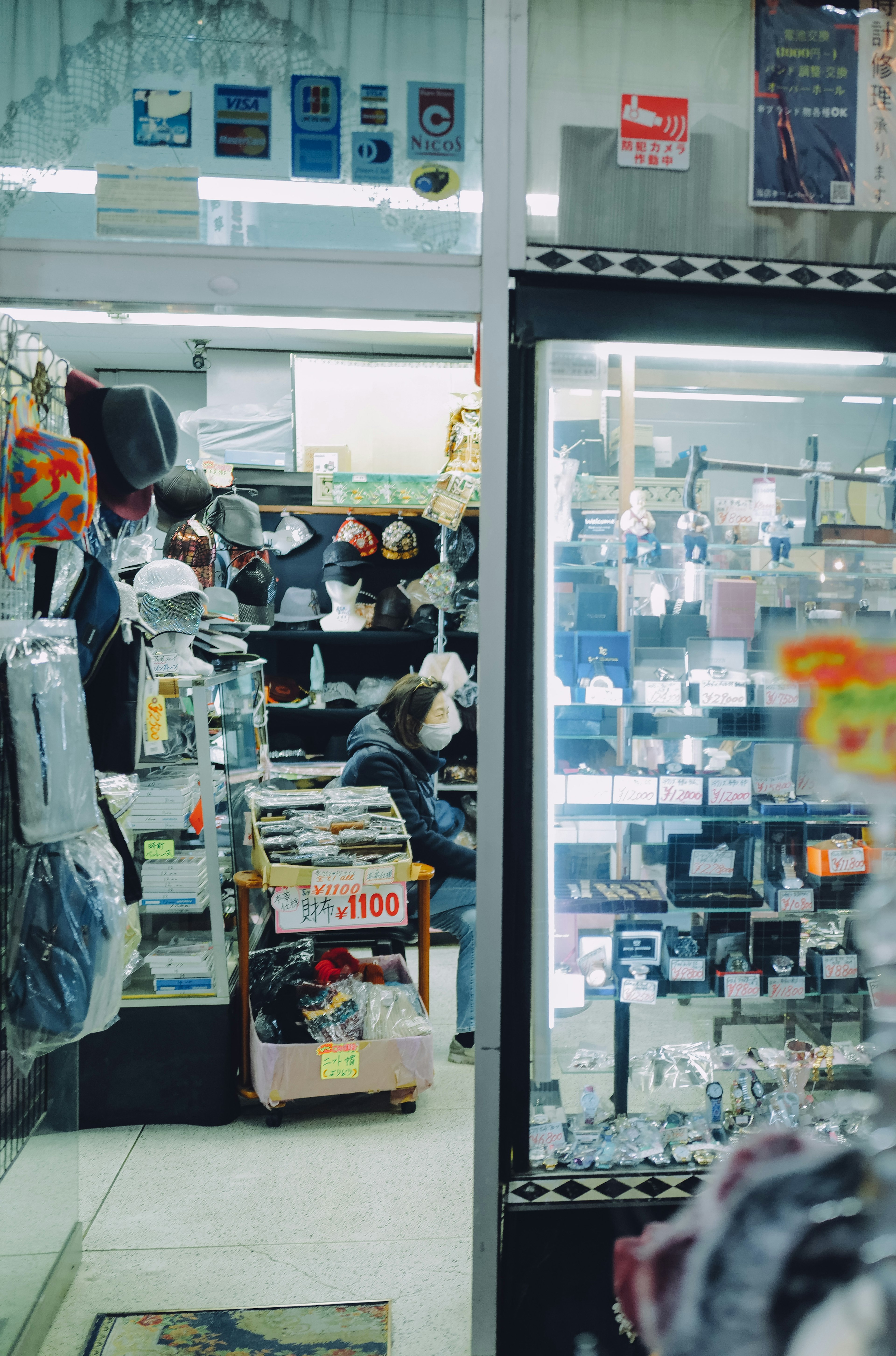 Interior de una pequeña tienda llena de diversos productos