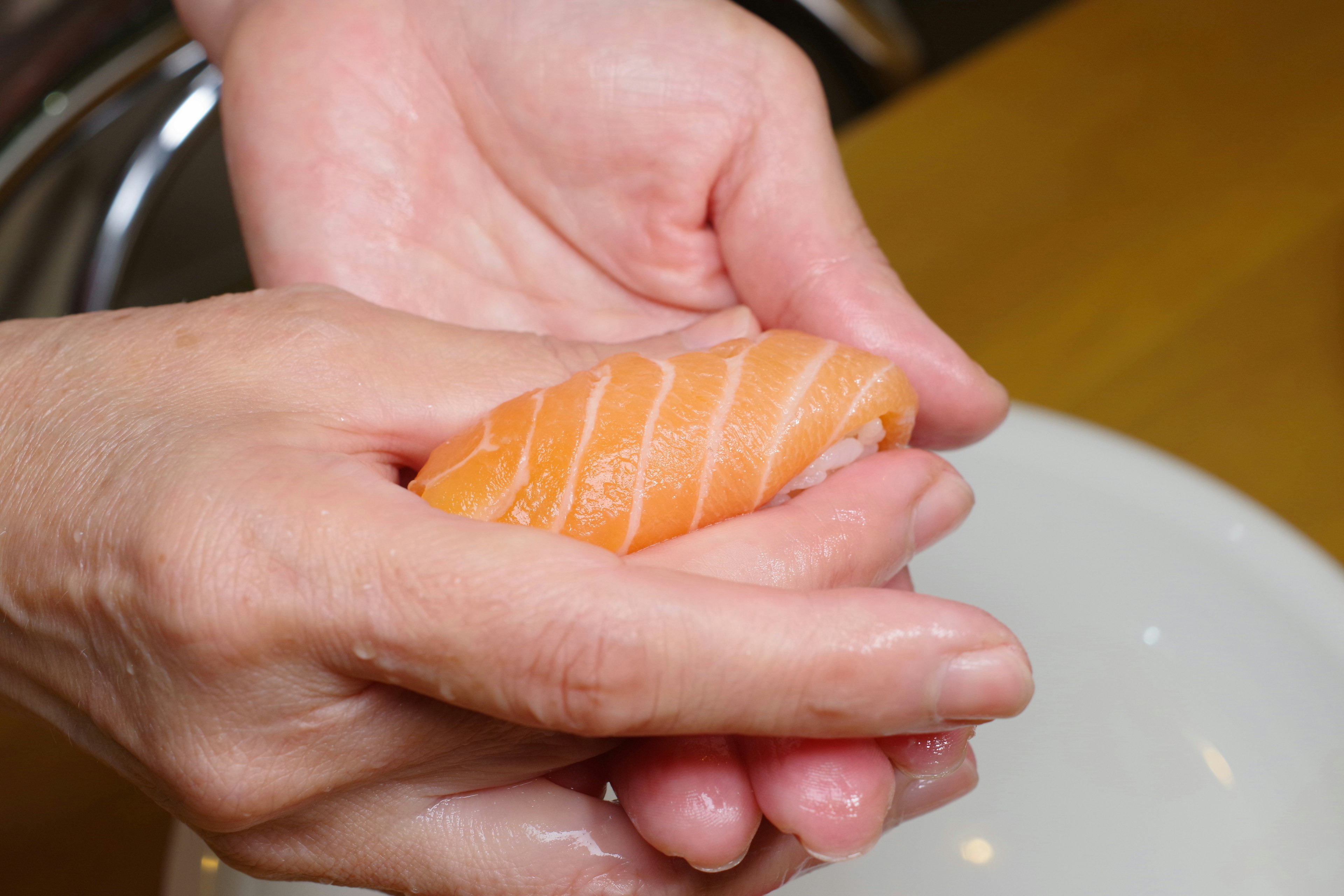 Handgeformtes Lachs-Sushi